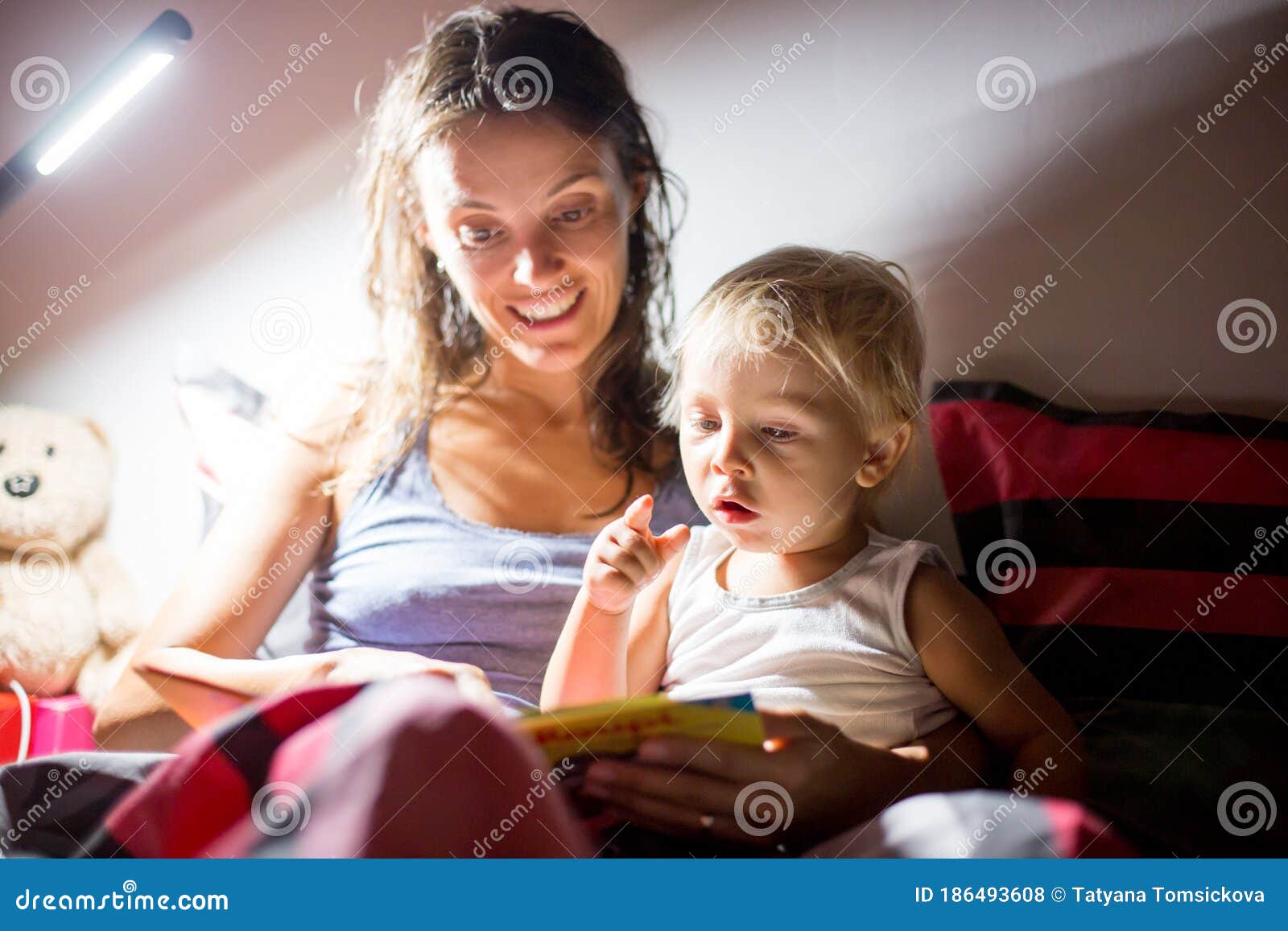 La Mère à Lire Un Livre à Son Fils D'enfant à La Maison De La Lampe De  Montage De Nuit Nocturne S'est éclairée Photo stock - Image du innocence,  allaitement: 186493608