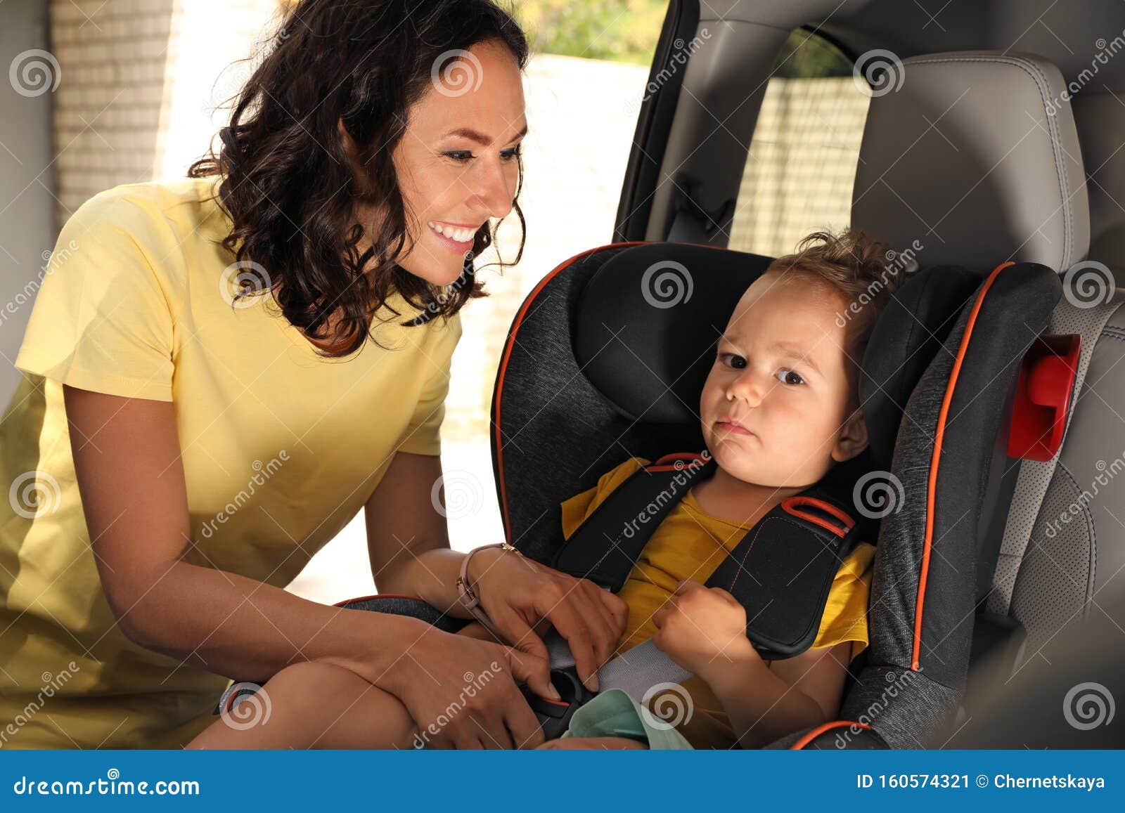 Mère Attache La Ceinture De Sécurité Pour Bébé Dans Le Siège Auto