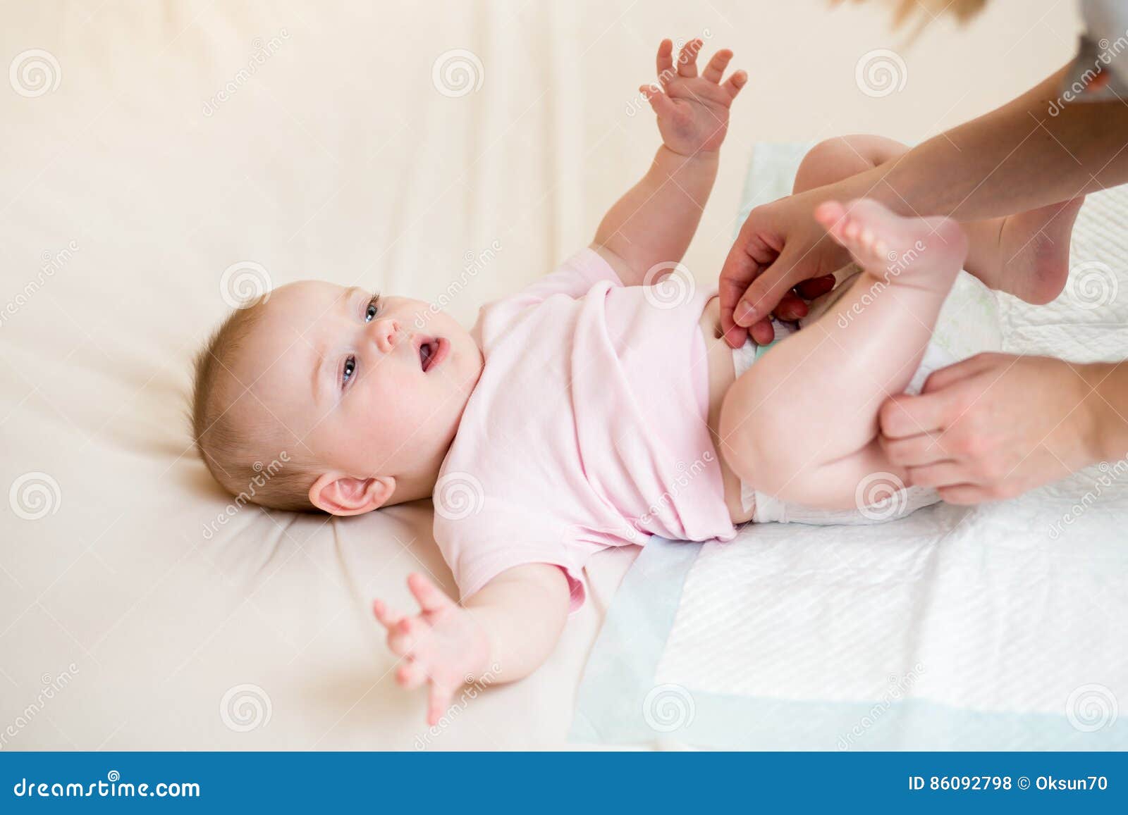 La Mere Change La Couche Culotte De Son Nourrisson De Bebe Photo Stock Image Du Mignon Caucasien La Mere Change La Couche Culotte De Son Nourrisson De Bebe Photo Stock Image Du Mignon Caucasien