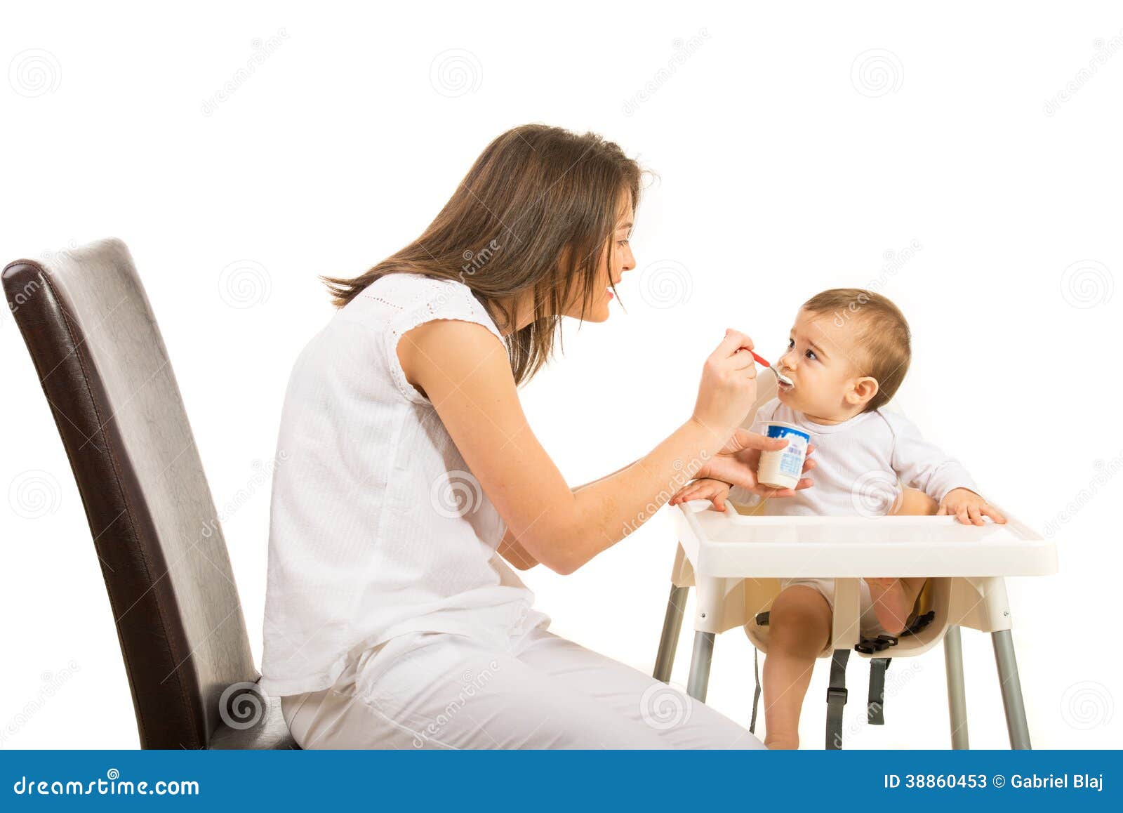 La Mere Donne Son Bebe Pour Manger Du Yaourt Image Stock Image Du Transmission Cheri La Mere Donne Son Bebe Pour Manger Du Yaourt Image Stock Image Du Transmission Cheri
