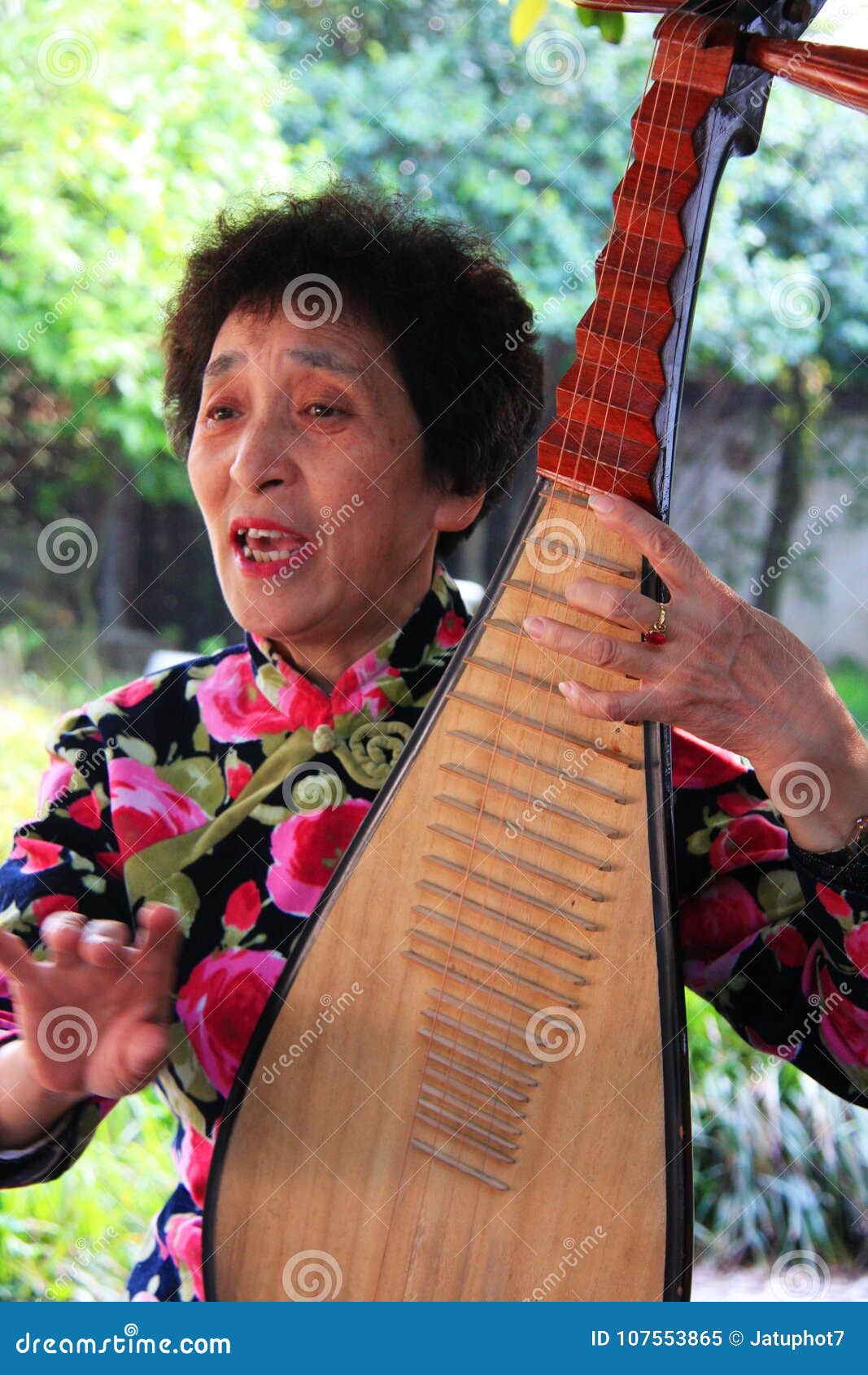 Oxidado Muslo antecedentes La Música Tradicional China Se Realiza Por Un Par Mayor En El Te Imagen  editorial - Imagen de mayor, persona: 107553865