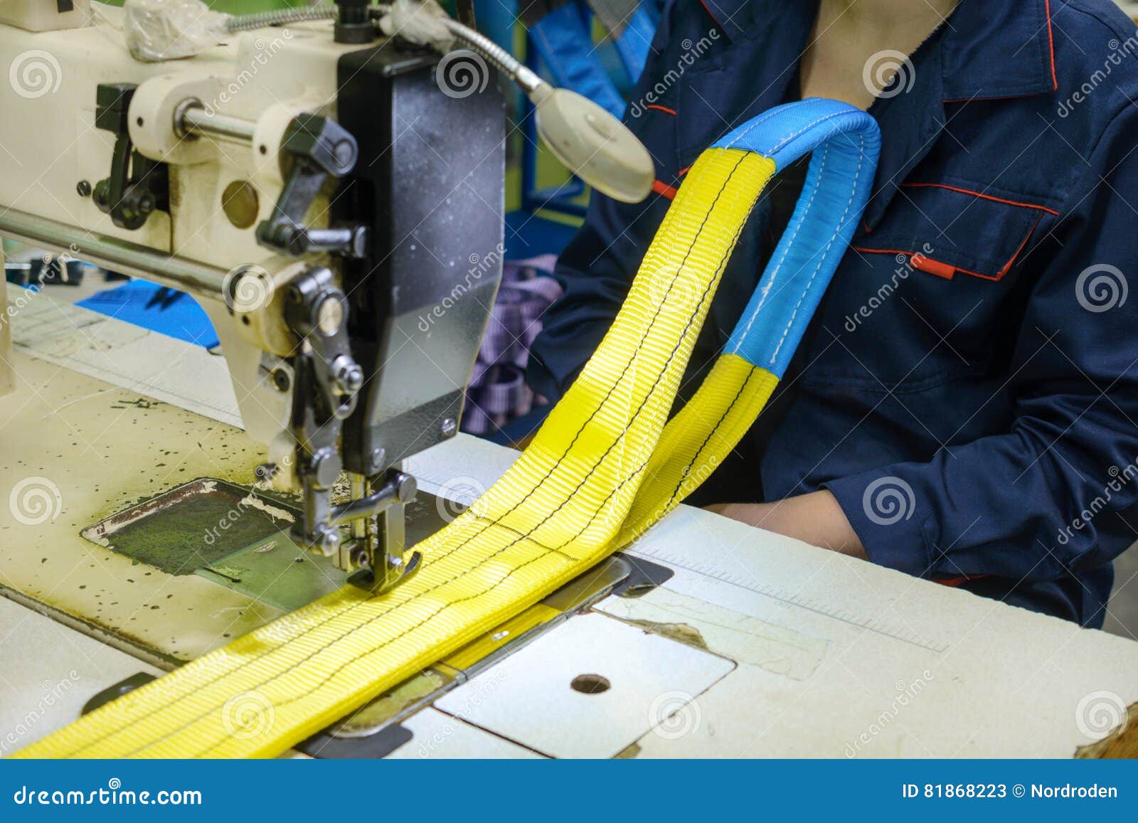 Машинка шьет назад. Швейная машина для текстильных строп. Шить стропы. Швейная машина которая пришивает стропу. Рукоделие шитье - стропа-.