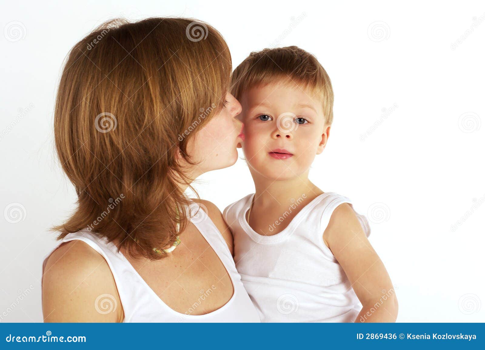La madre besa al hijo foto de archivo. Imagen de caucásico - 2869436