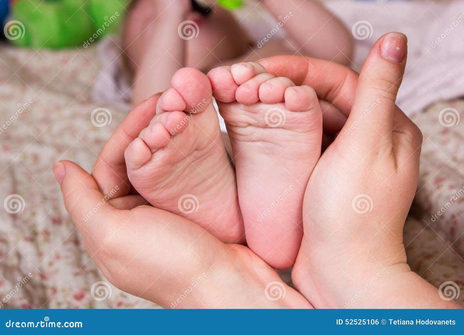 Ноги мамы для детей. Ноги мамы и ребёнка. Мама руки ноги. Стопы детей девочек. Нежные ножки мамы.