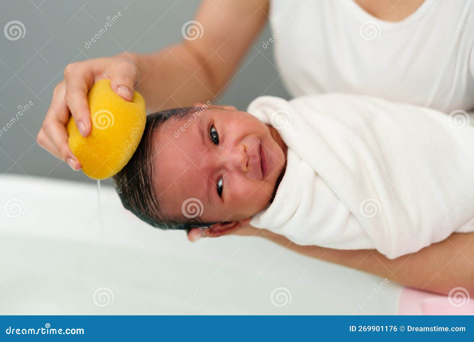 La Madre Está Lavando El Pelo Del Recién Nacido Con Esponja En La Bañera  Foto de archivo - Imagen de japonés, cara: 269901176