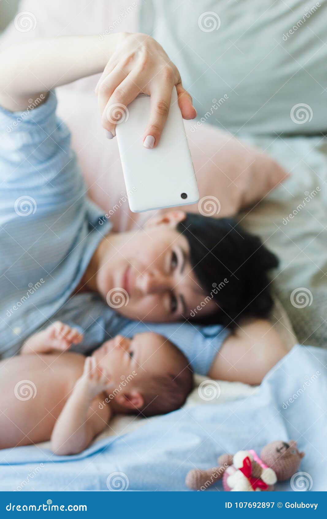 La madre prende un selfie sullo smartphone con il suo bambino Neonato adorabile Maternità felice