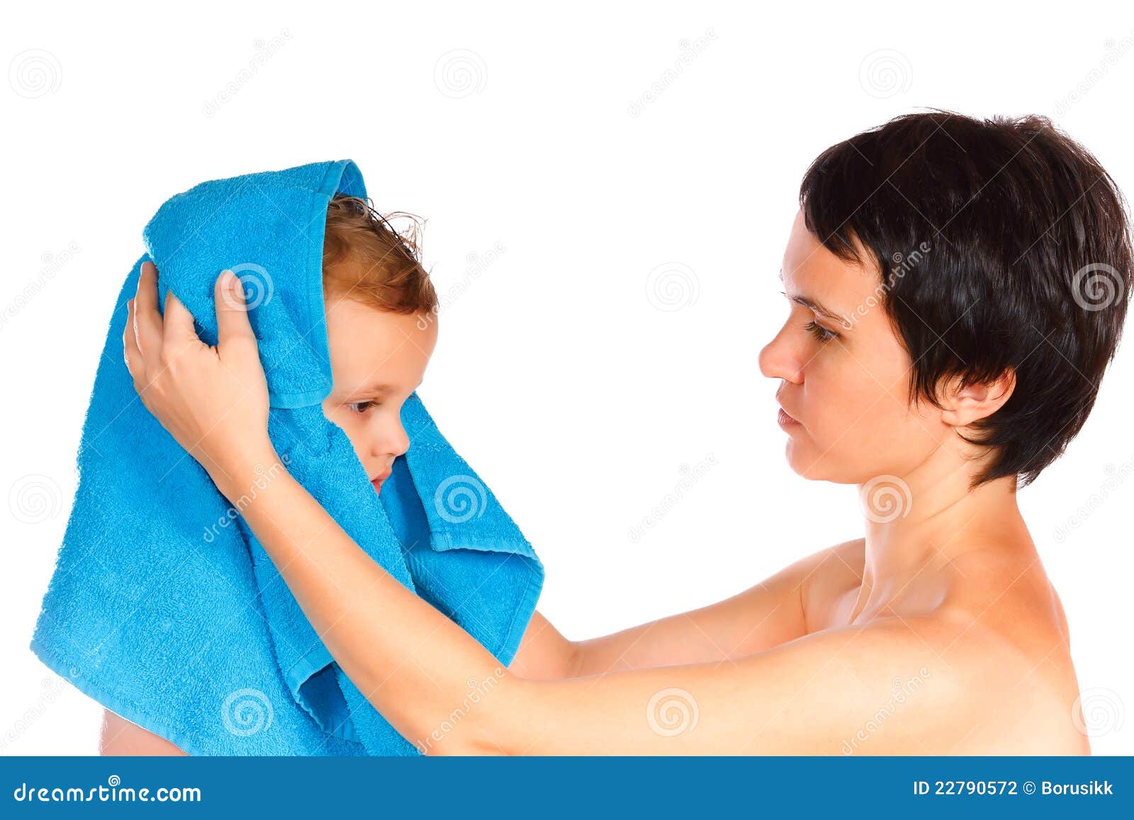 Mamma Scopa Davanti Al Figlio La Madre Pulisce La Testa Al Suo Figlio Dopo Il Bagno Fotografia Stock