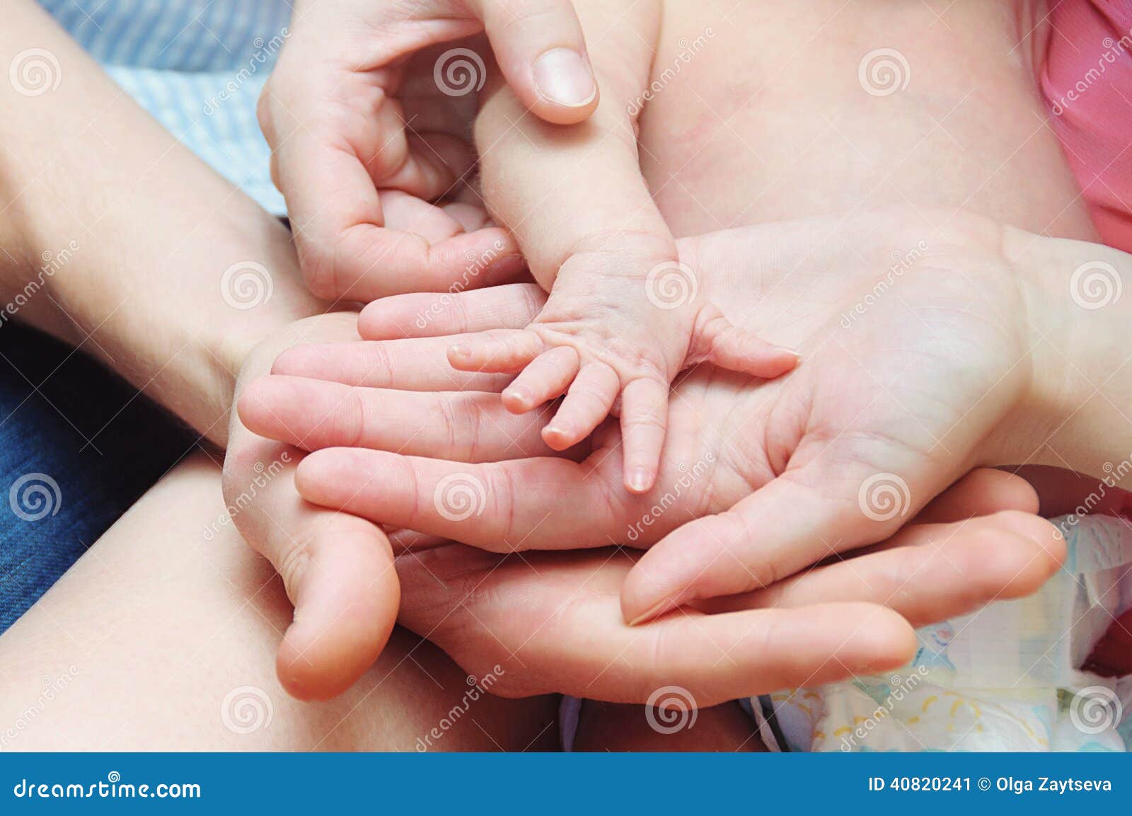 La Madre Y El Padre Celebran La Mano Recien Nacida Del Bebe Imagen De Archivo Imagen De Bebe Seguridad