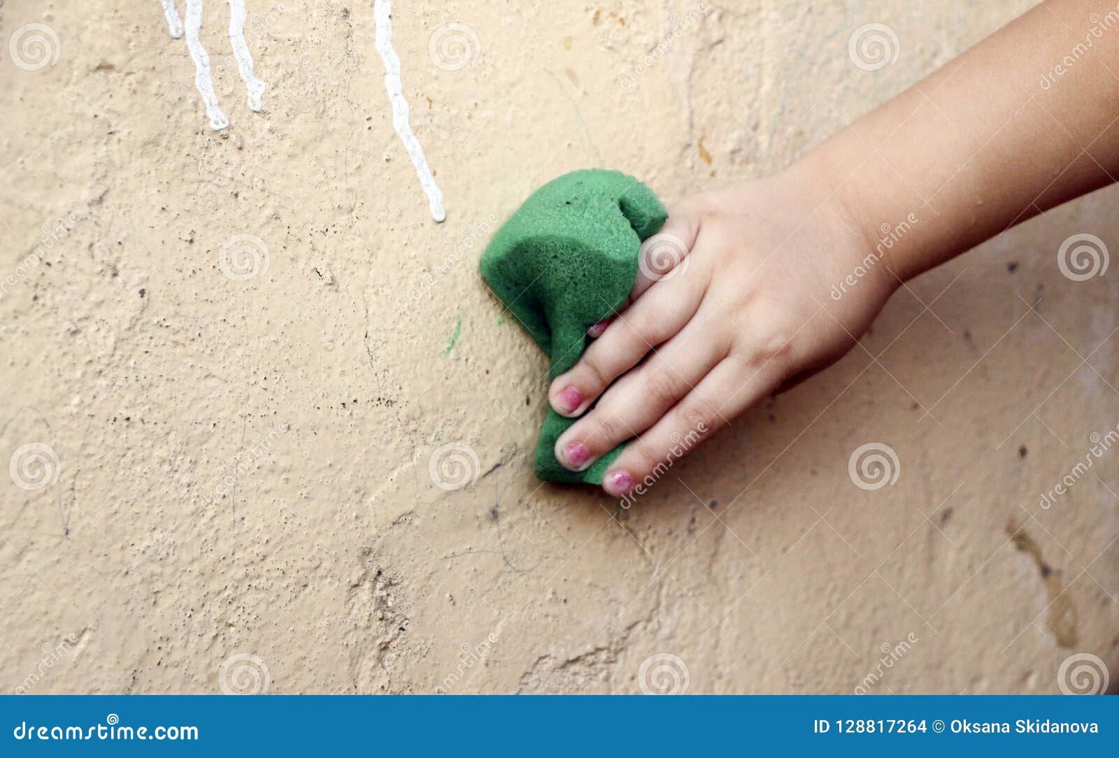 La Main Du ` S D'enfants Lave Un Mur Humide D'éponge L'enfant Fait Un Nettoyage  Humide, Nettoient La Surface Approximative De La Photo stock - Image du  obtenez, saleté: 128817264