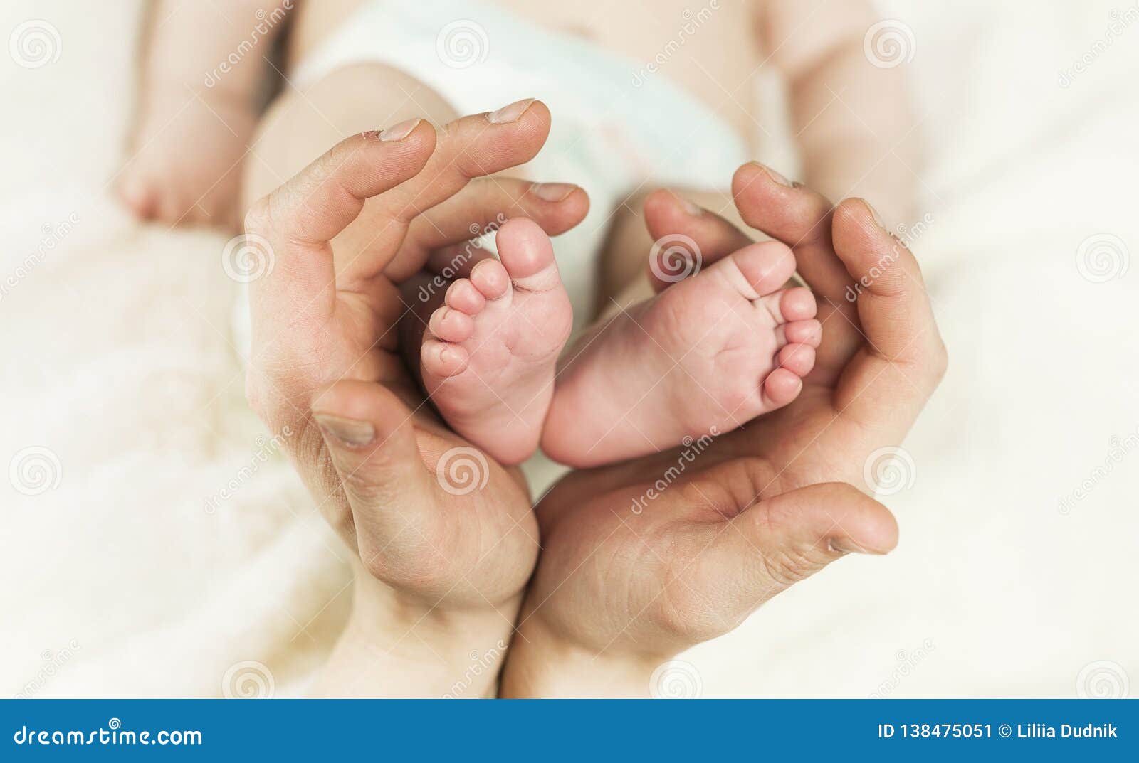 La Main Tenant Les Pieds Nouveau Nes De Bebe Entendent Dedans La Forme Macro Photo Des Orteils Adorables De Petit Garcon Avec La Image Stock Image Du Fermer Coeur La Main Tenant Les Pieds Nouveau Nes De Bebe Entendent Dedans La Forme Macro Photo Des Orteils Adorables De Petit Garcon Avec La Image Stock Image Du Fermer Coeur