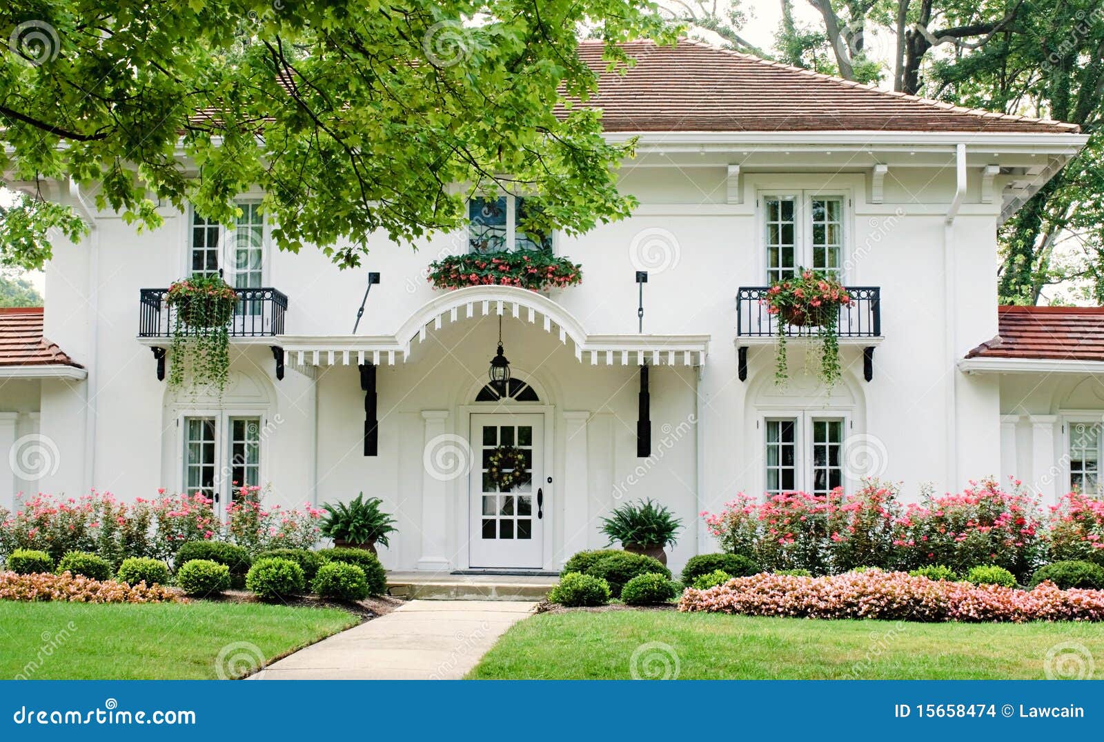 La Maison Blanche Avec Les Fleurs Roses Photo stock Image du architectural, boîtier 15658474