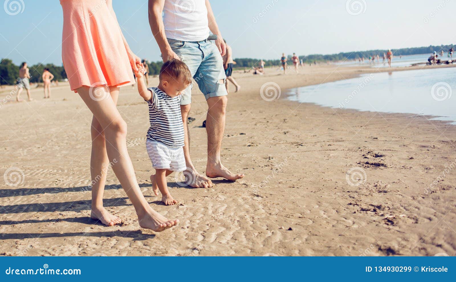 La Mama Y El Papa Ensenan Al Bebe A Caminar Imagen De Archivo Imagen De Playa Gente