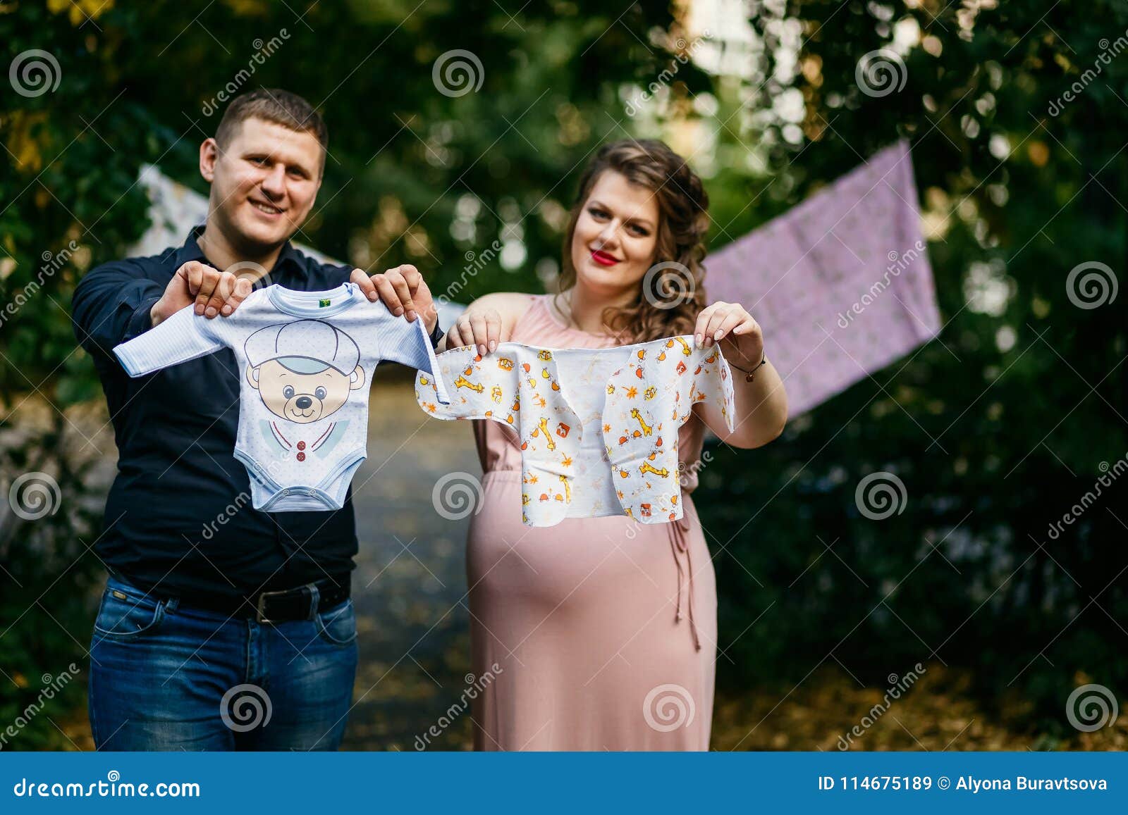 La Mamá Y El Papá Preparan La Ropa Del Bebé Para Su Niño Nonato Imagen de archivo - Imagen de hermoso, feliz: 114675189