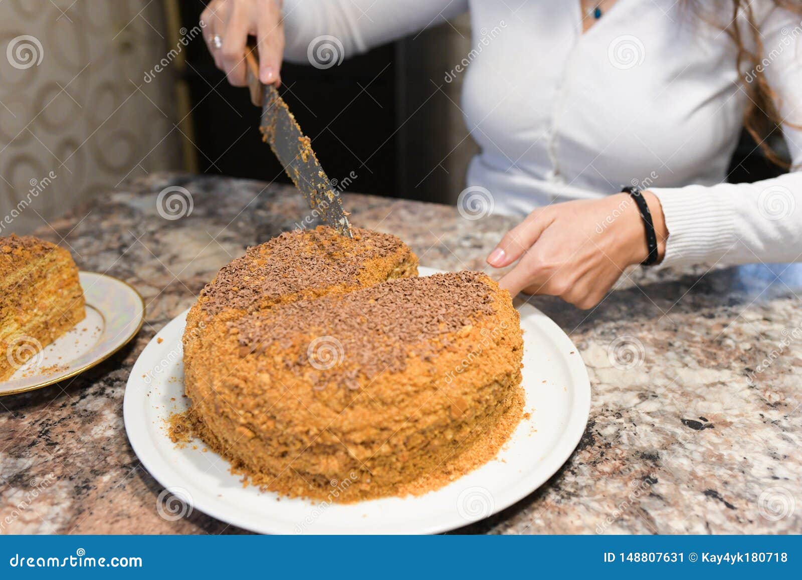 La Maman Coupe Et Sert Un Morceau De Gateau Fraichement Cuit Au Four Qu Ils Ont Juste Fait A La Maison La Fille A Fait Un Gateau Image Stock Image Du Creme La Maman Coupe Et Sert Un Morceau De Gateau Fraichement Cuit Au Four Qu Ils Ont Juste Fait A La Maison La Fille A Fait Un Gateau Image Stock Image Du Creme