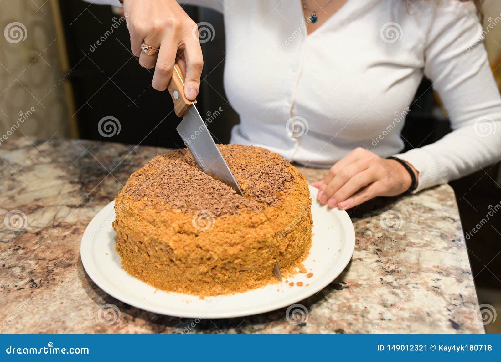 La Maman Coupe Et Sert Un Morceau De Gateau Fraichement Cuit Au Four Qu Ils Ont Juste Fait A La Maison La Fille A Fait Un Gateau Image Stock Image Du Fille La Maman Coupe Et Sert Un Morceau De Gateau Fraichement Cuit Au Four Qu Ils Ont Juste Fait A La Maison La Fille A Fait Un Gateau Image Stock Image Du Fille