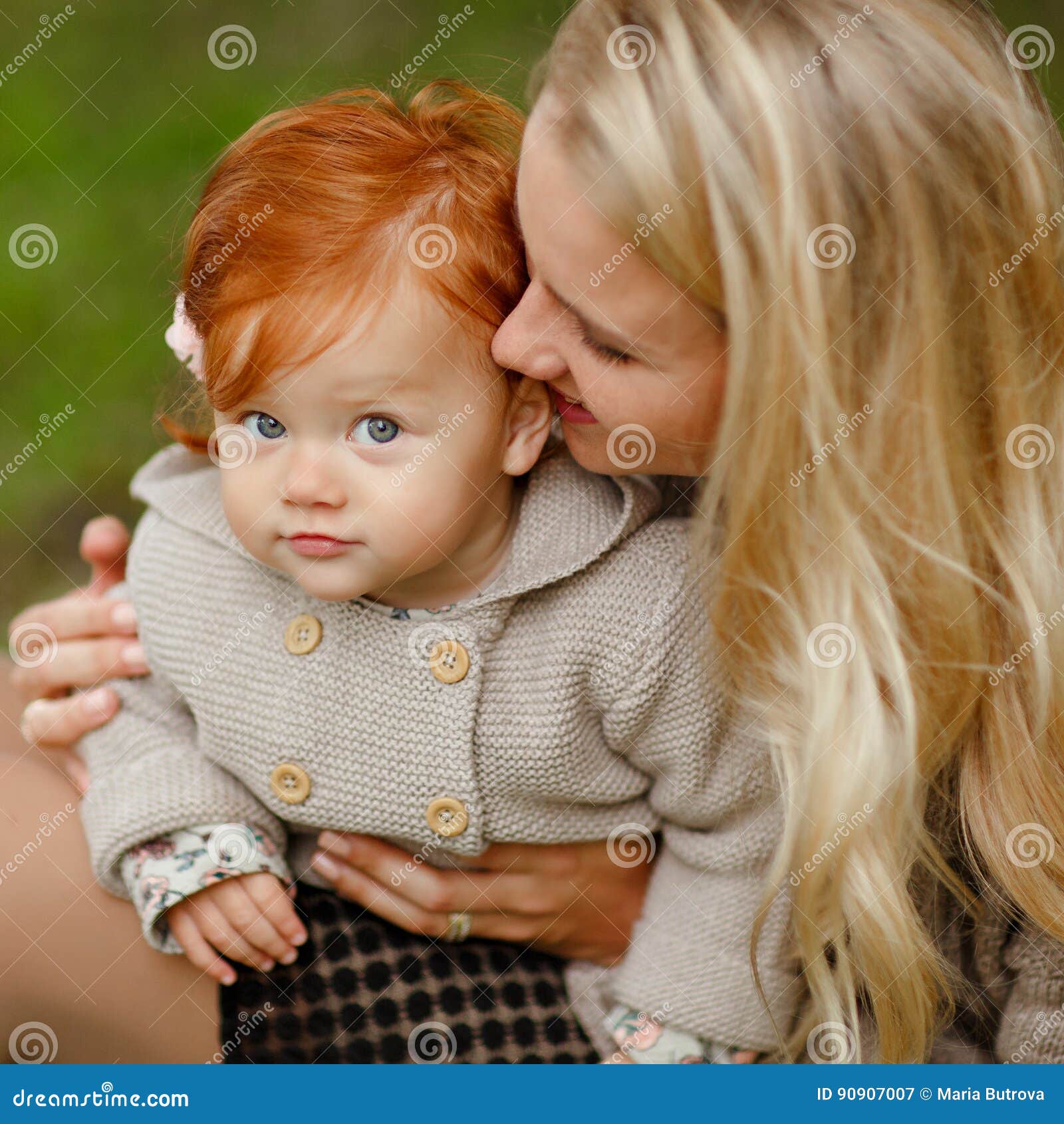 La Maman Embrasse Doucement Le Bebe Roux Sur Le Backg De Foret D Automne Image Stock Image Du Amour Erable La Maman Embrasse Doucement Le Bebe Roux Sur Le Backg De Foret D Automne Image Stock Image Du Amour Erable