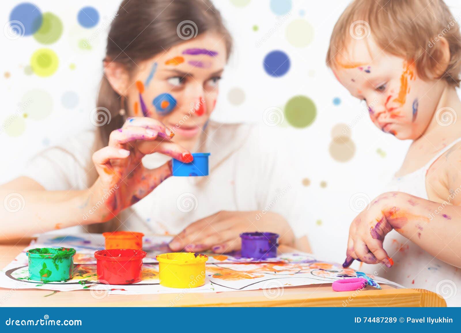 La Maman Et Le Bebe Dessine Avec La Peinture Coloree D Encres Image Stock Image Du Gosses Modifie
