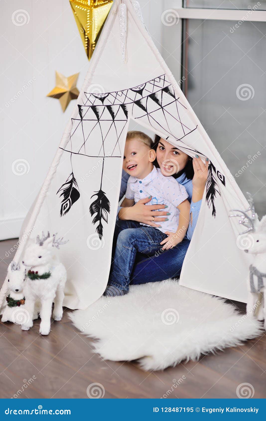 La Maman Et Le Petit Bebe Garcon Se Cachent Dans Une Tente Ou Un Tipi Indien Image Stock Image Du Amour Bonheur La Maman Et Le Petit Bebe Garcon Se Cachent Dans Une Tente Ou Un Tipi Indien Image Stock Image Du Amour Bonheur