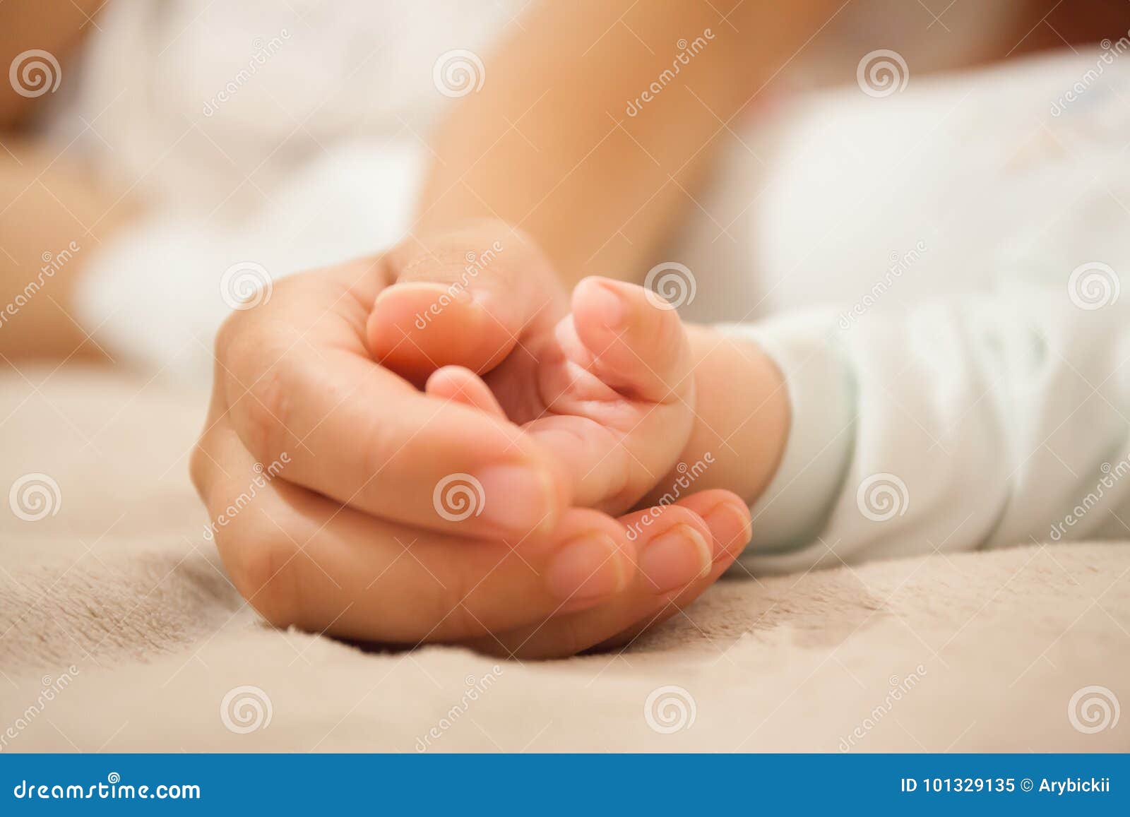 La Maman Tient La Main Du S De Bebe Image Stock Image Du Componction Adoptez