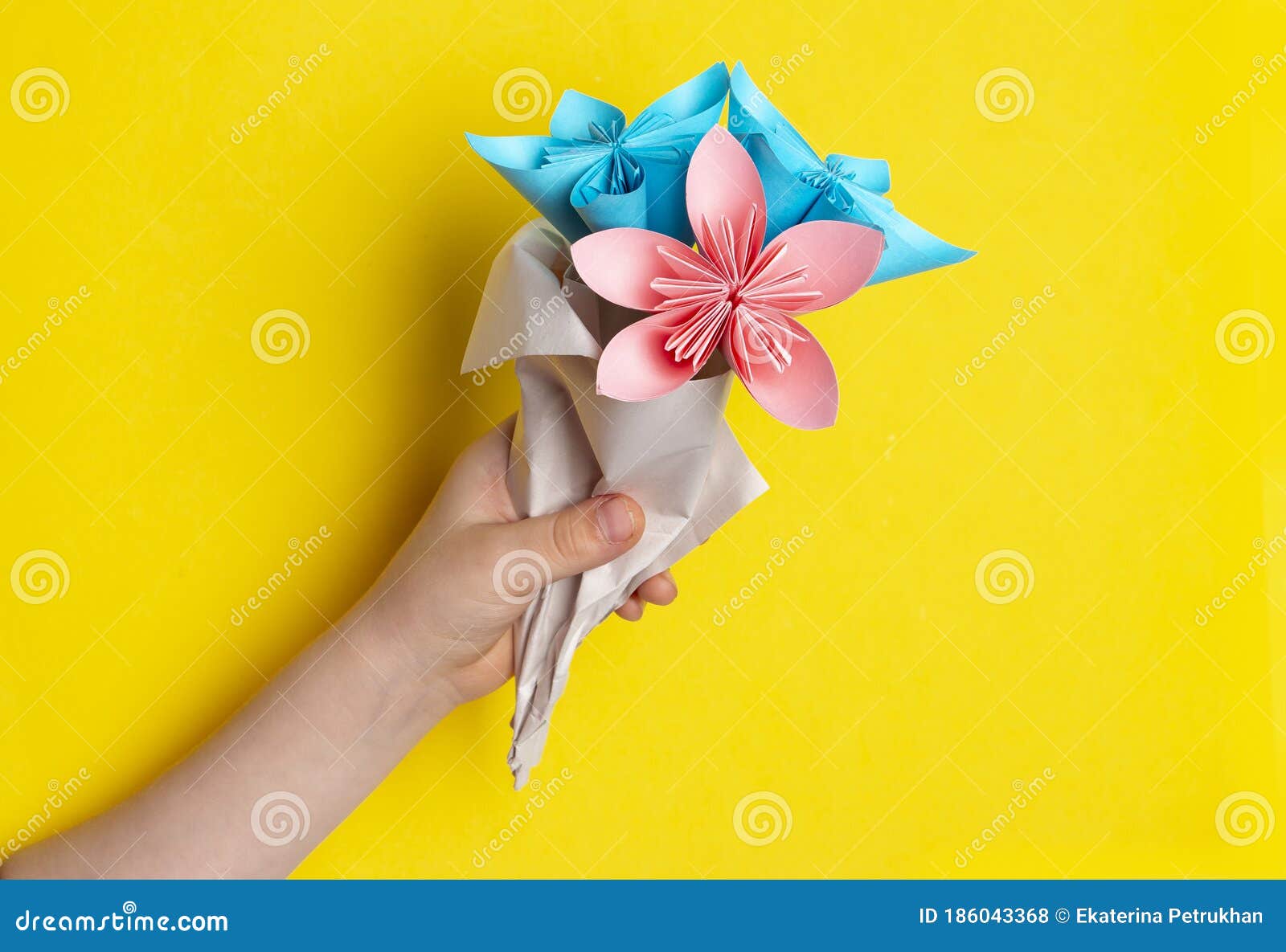 465 Flores Hechas Mano Hechas Del Papel Fotos de stock - Fotos libres de  regalías de Dreamstime