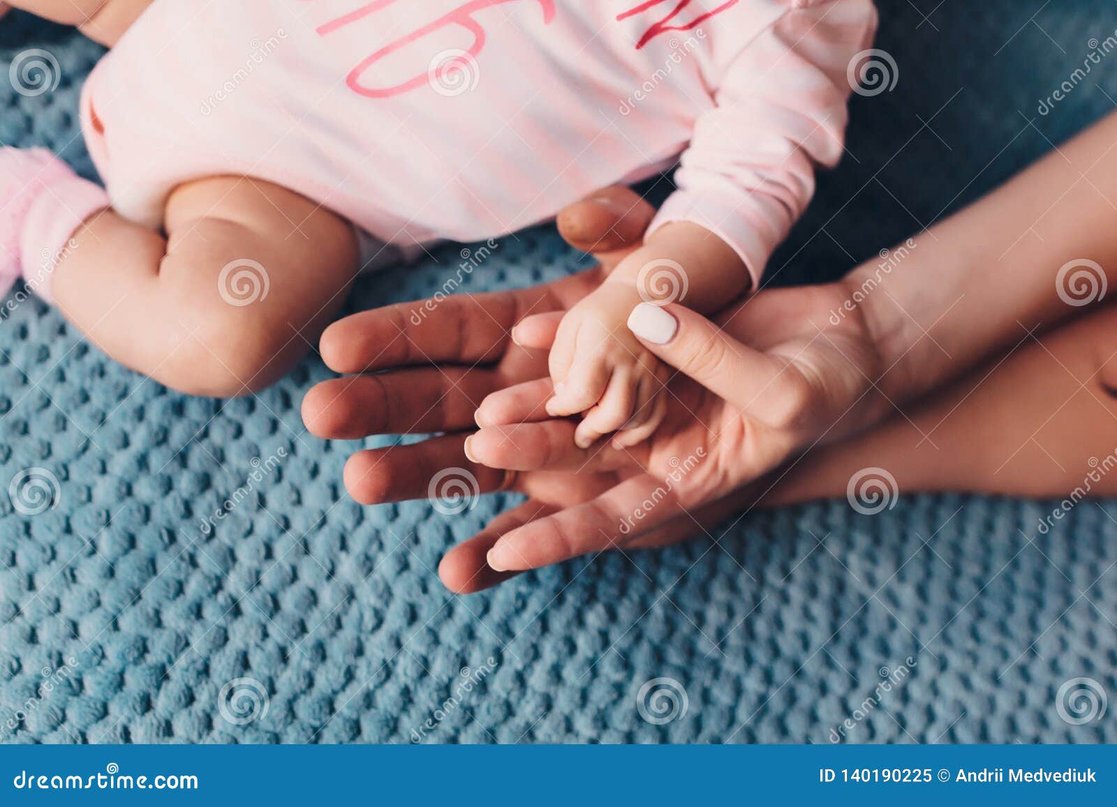 La Mano Del Bebe Del Control De La Mama Y Del Papa La Manija De Los Ninos Imagen De Archivo Imagen De Fondo Mano