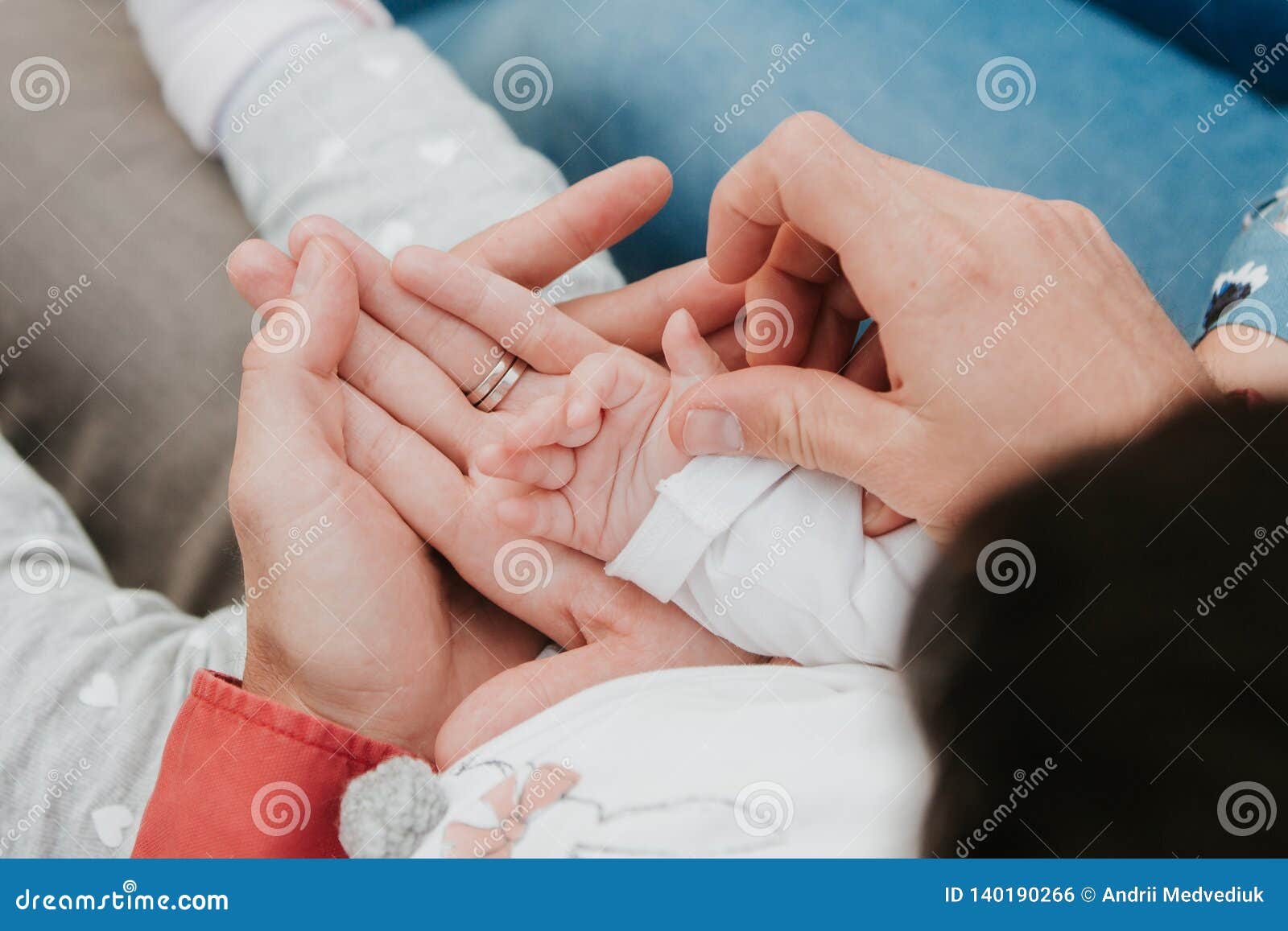 La Mano Del Bebe Del Control De La Mama Y Del Papa La Manija De Los Ninos Foto De Archivo Imagen De Mama Familia La Mano Del Bebe Del Control De La Mama Y Del Papa La Manija De Los Ninos Foto De Archivo Imagen De Mama Familia