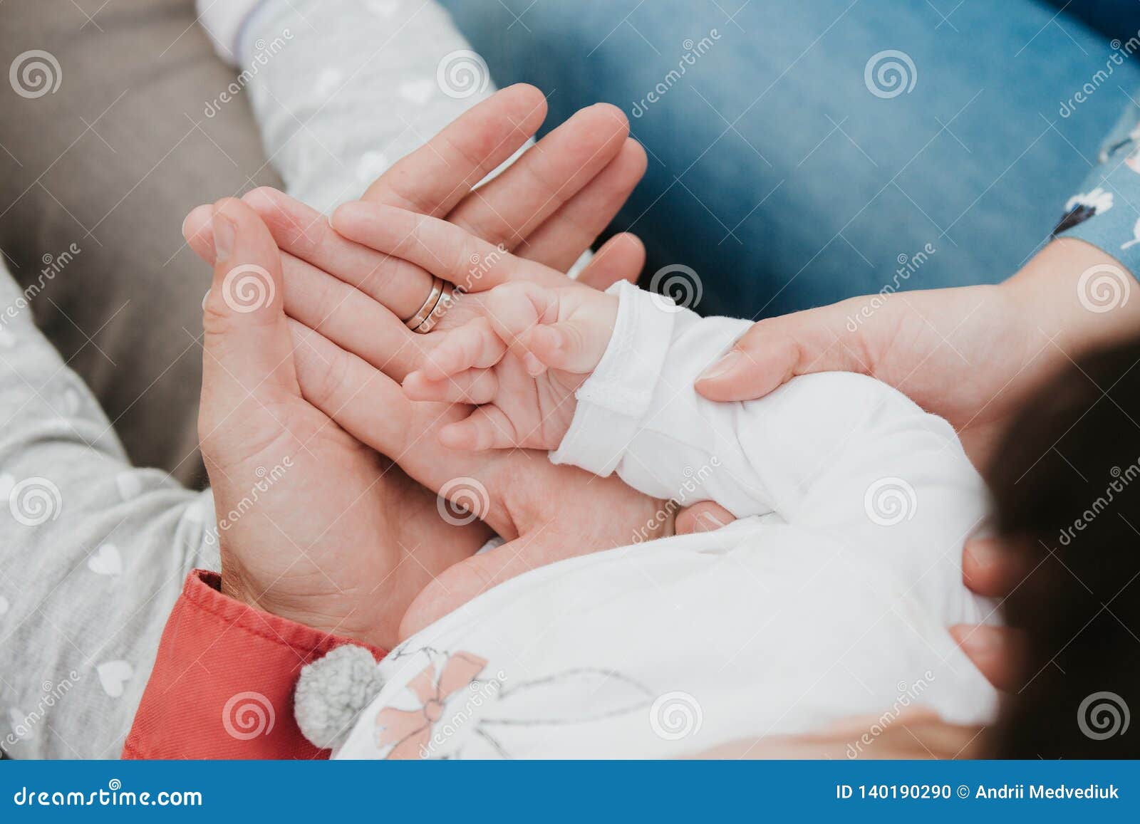 La Mano Del Bebe Del Control De La Mama Y Del Papa La Manija De Los Ninos Foto De Archivo Imagen De Dulce Bebe La Mano Del Bebe Del Control De La Mama Y Del Papa La Manija De Los Ninos Foto De Archivo Imagen De Dulce Bebe