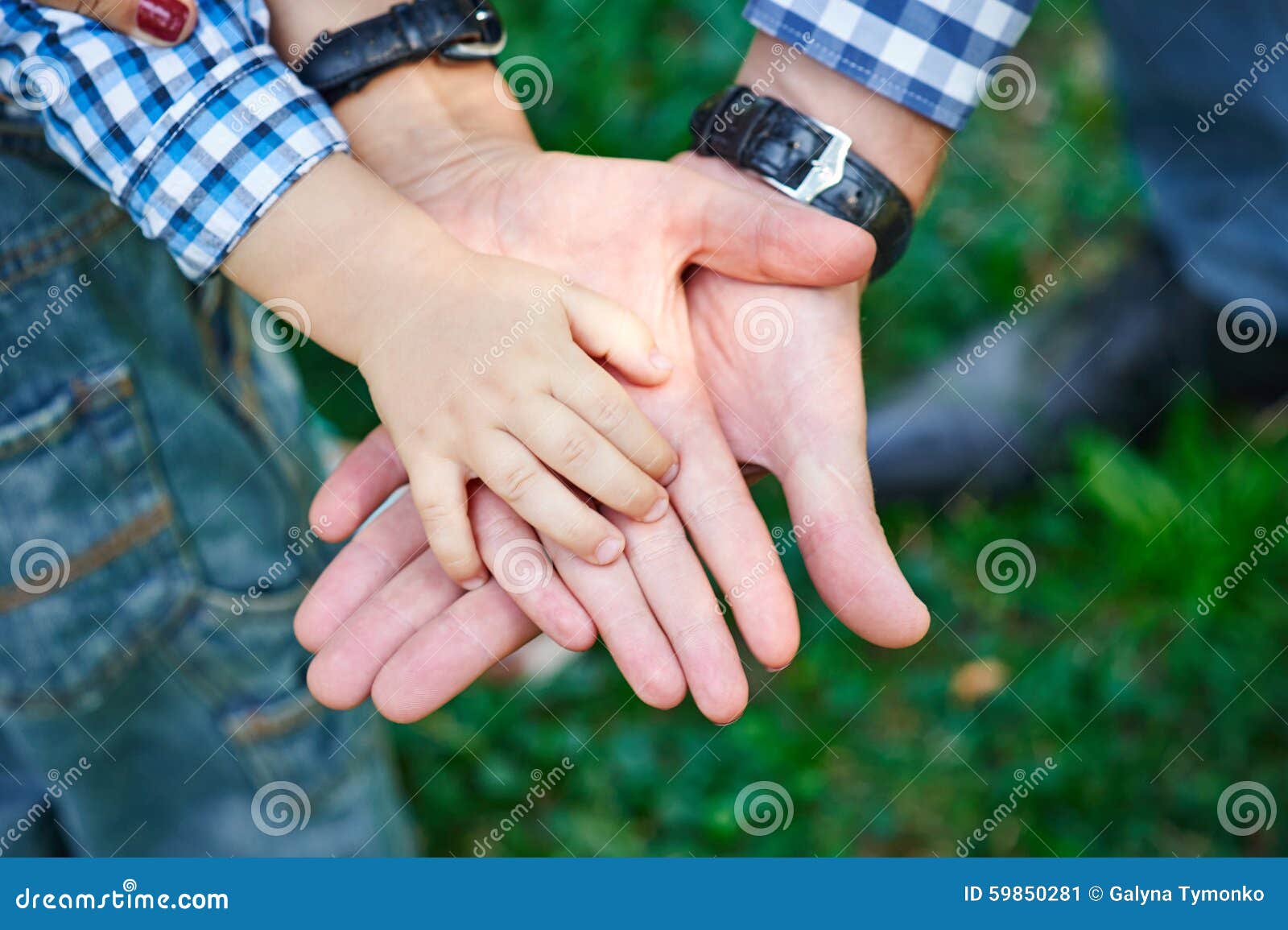 La Mano Del Bebe Del Control De La Mama Y Del Papa Imagen De Archivo Imagen De Dulce Condolencia