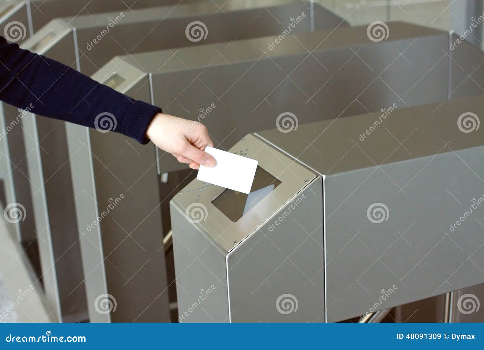 La mano della donna mette la carta di plastica bianca al primo piano del lettore. La mano della donna mette la carta di plastica bianca al primo piano dello spazio del controllo di accesso del lettore