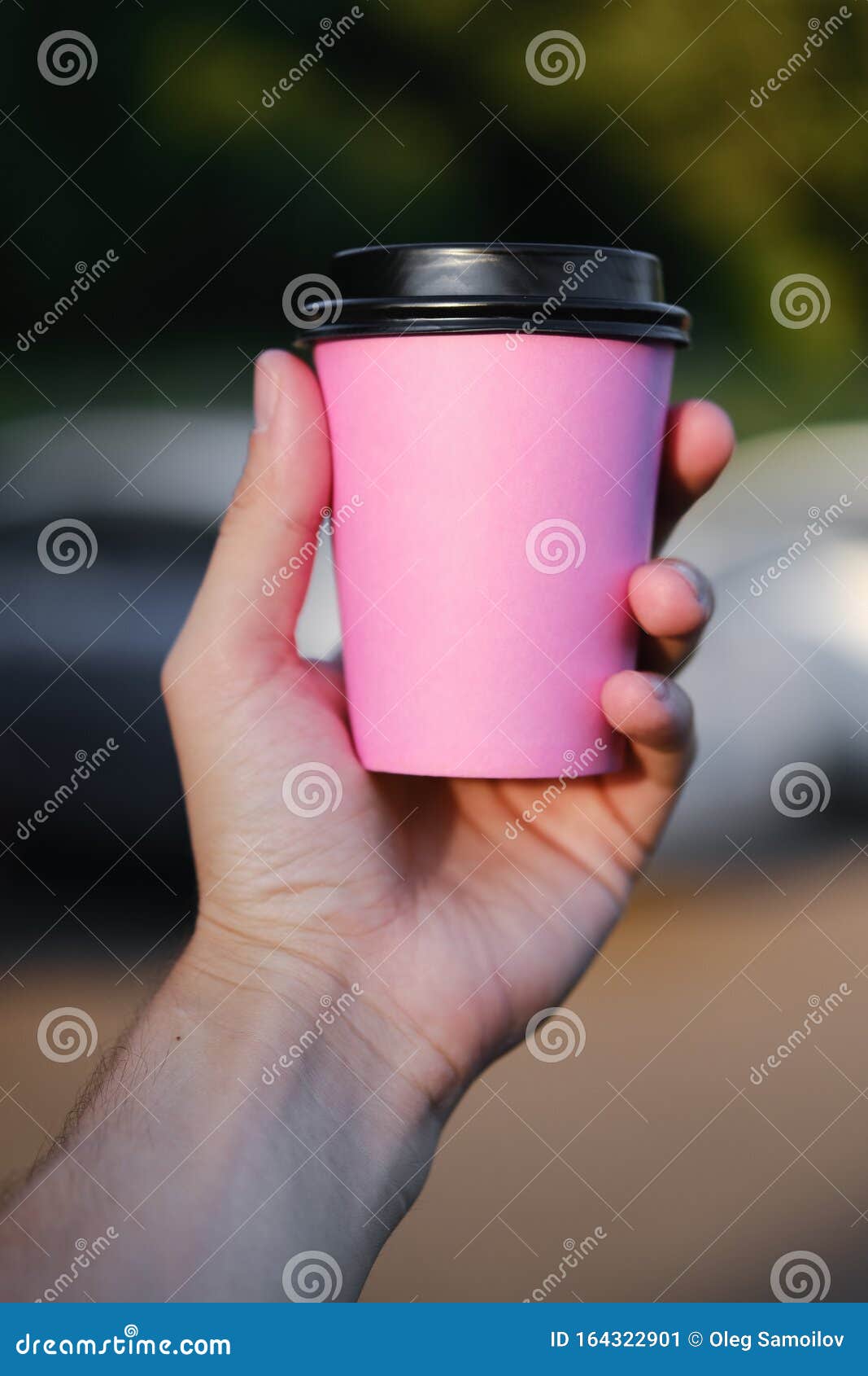 La Mano Humana Sostiene Un Vaso Rosa De Papel Con Café Sobre Fondo Verde Café  Para Ir, Café Para Llevar Imagen de archivo - Imagen de fresco, tapa:  164322901