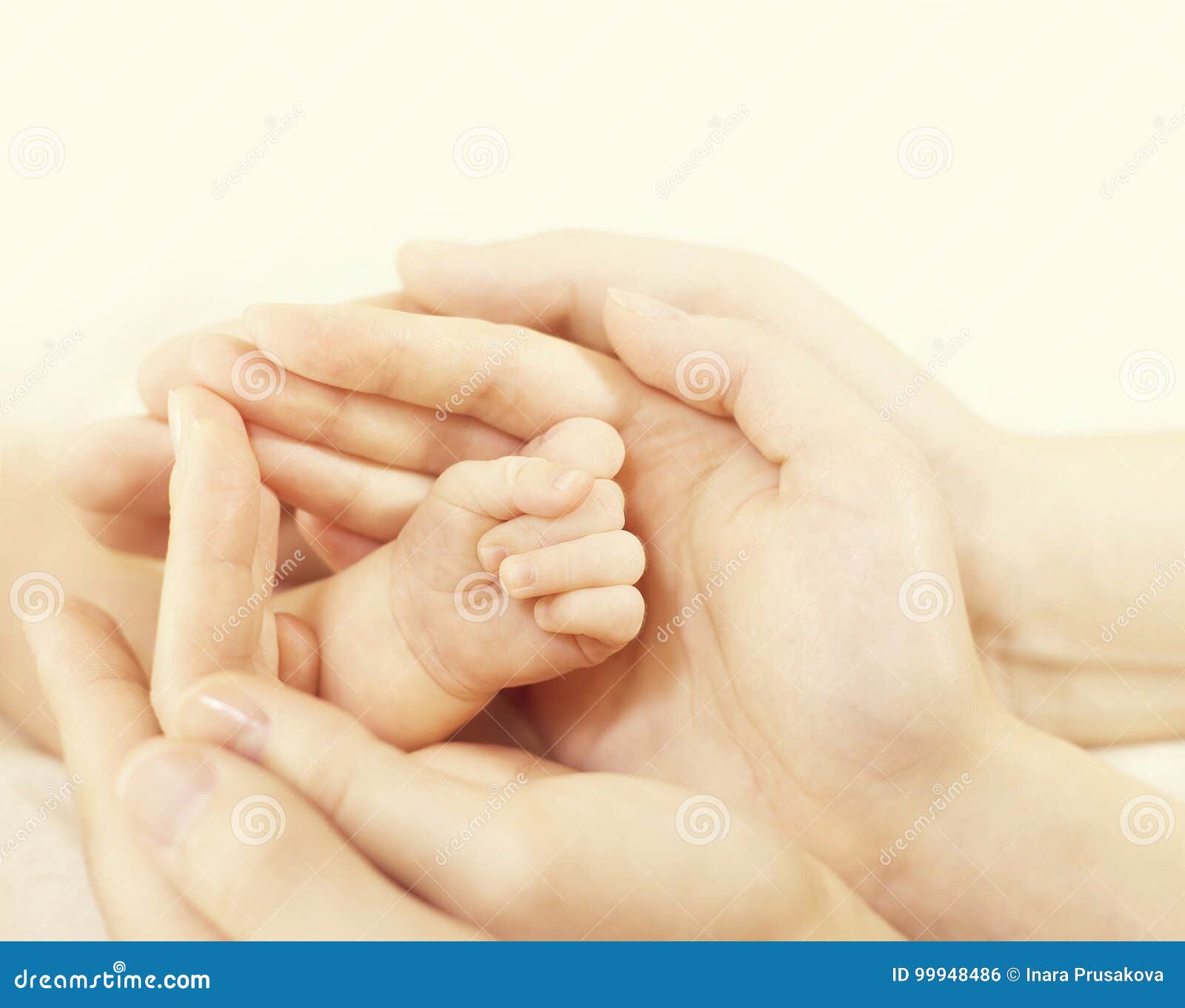 La Mano Recien Nacida En Manos De La Familia Control Del Bebe De Los Padres Protege Recien Nacido Foto De Archivo Imagen De Muchacha Padre La Mano Recien Nacida En Manos De La Familia Control Del Bebe De Los Padres Protege Recien Nacido Foto De Archivo Imagen De Muchacha Padre