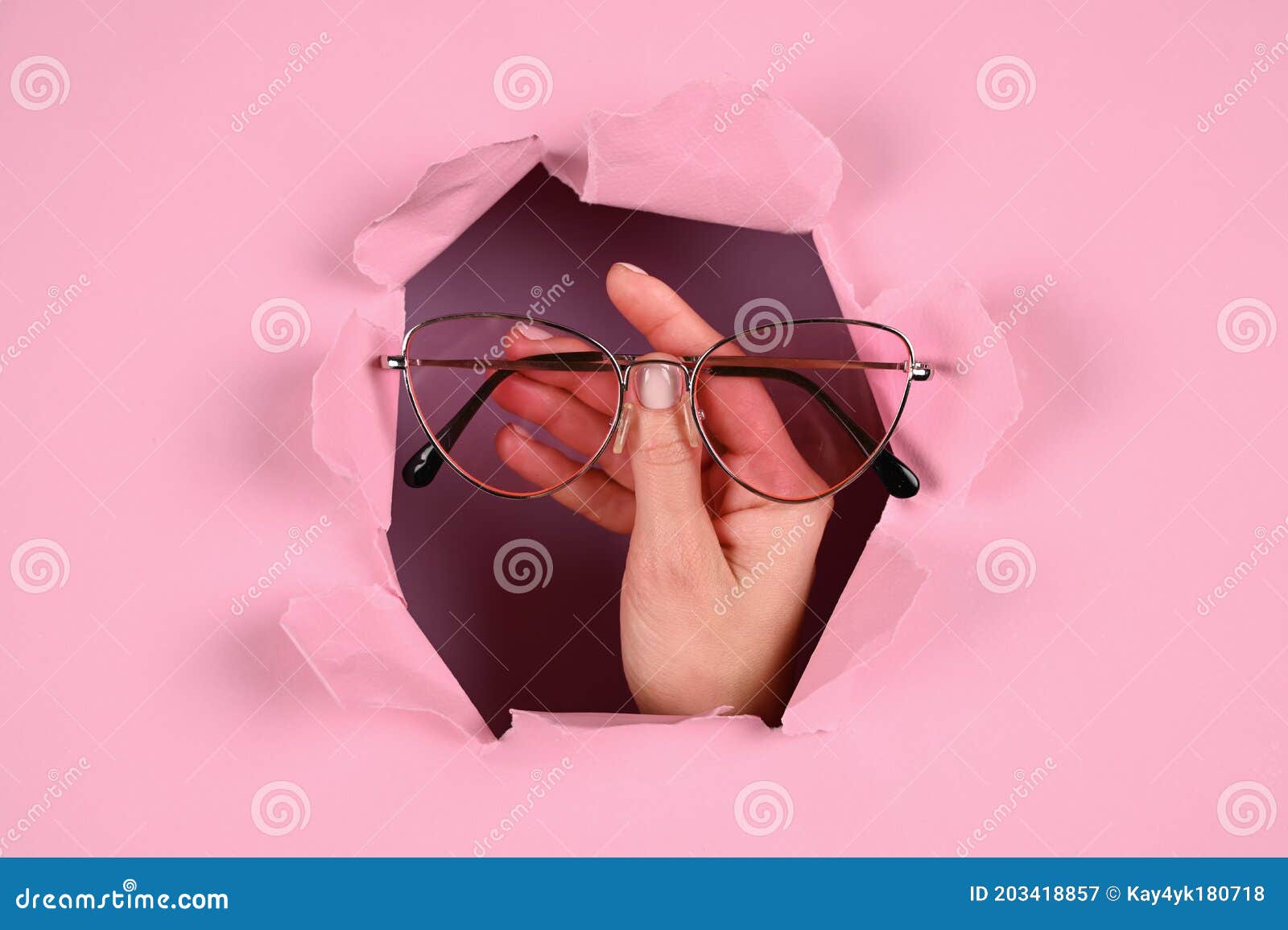 La Mano Sujeta Gafas En Un Fondo Rosado Imagen de archivo - Imagen de  humano, medicina: 203418857