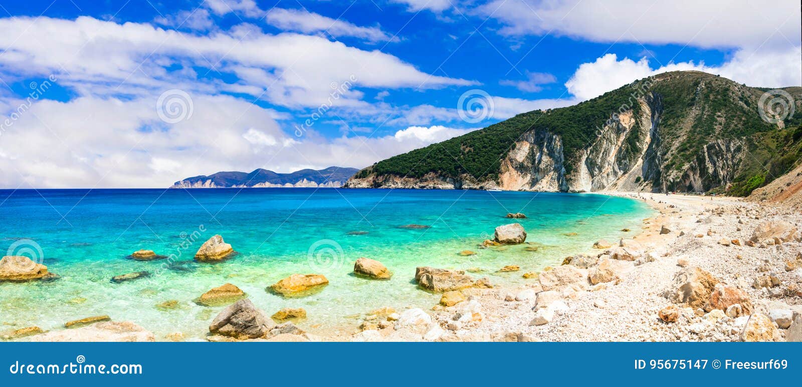 La mayoría de las playas hermosas de las series de Grecia - Myrtos en Kefalonia, I. Bahía hermosa de Myrtos, isla del kefalonia, Grecia, mar azul y montañas