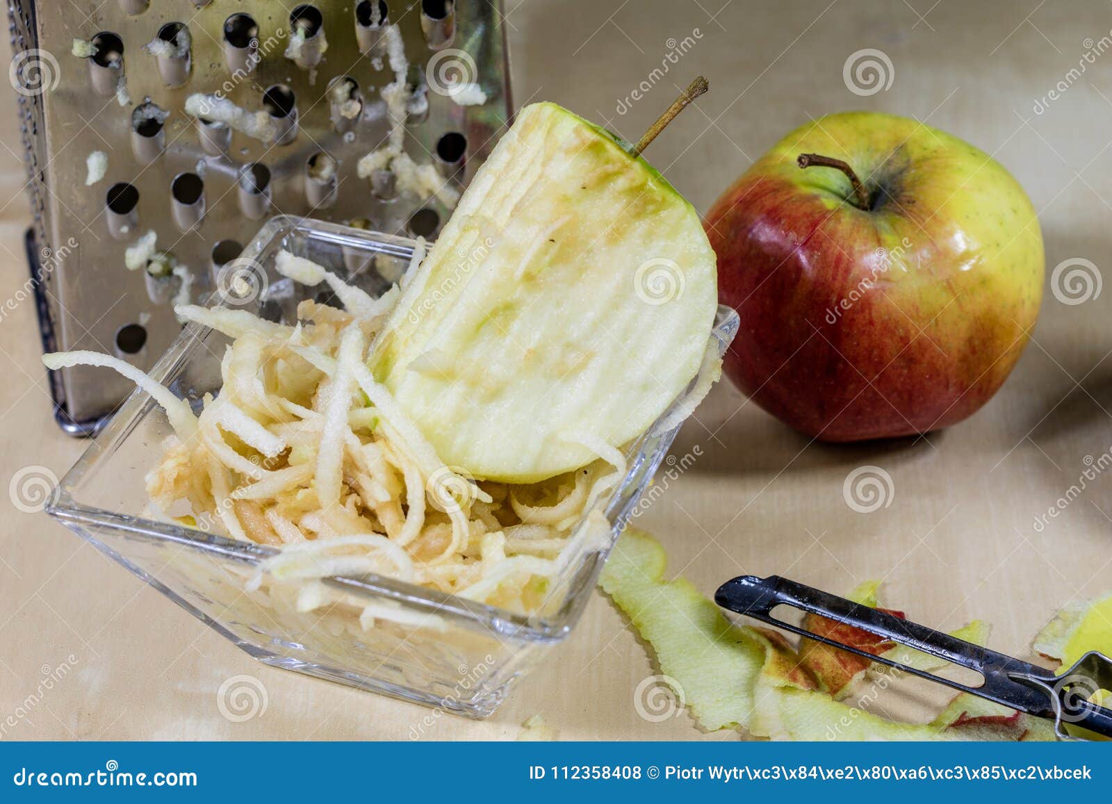 La Mela Grattata Su Una Grattugia Della Cucina Controsoffitto Della Cucina  E Pre Fotografia Stock - Immagine di buongustaio, piastra: 112358408