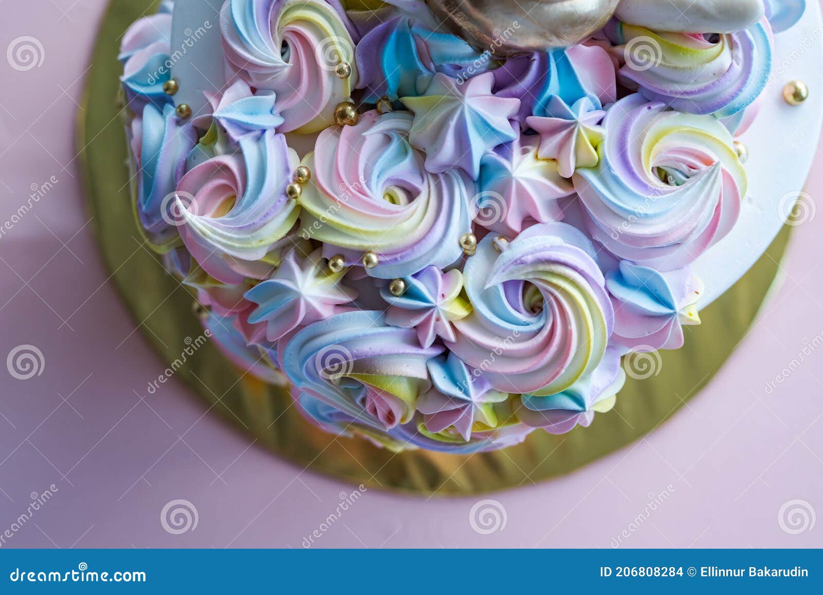 La Mezcla De Pasteles Y La Decoracion Para Crear Un Delicioso Pastel De Cumpleanos Pastel De Color Pastel De Flores Vista Lateral Foto De Archivo Imagen De Bake Frosting