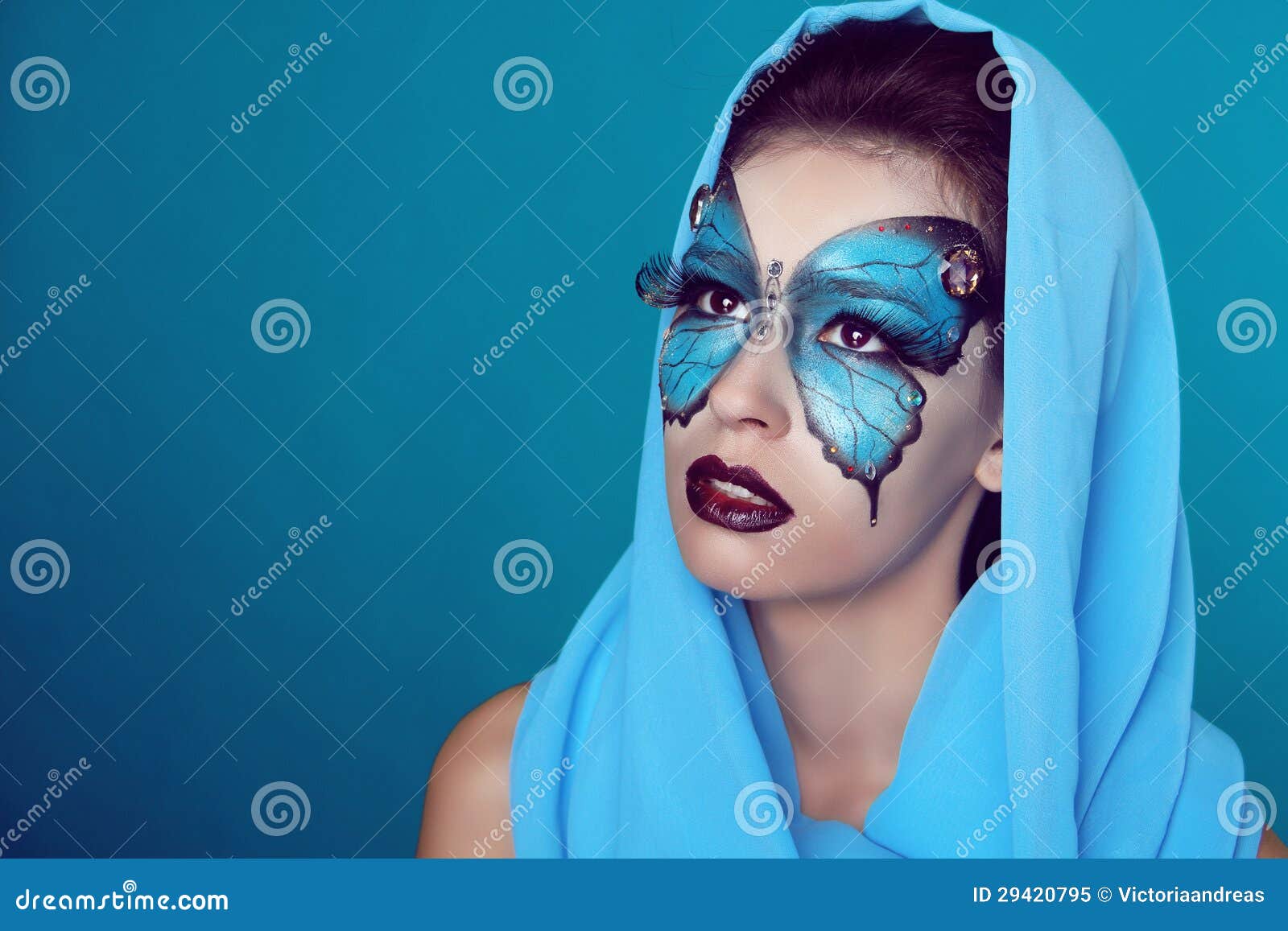 Maquillage de papillon sur la belle femme de visage. Art P