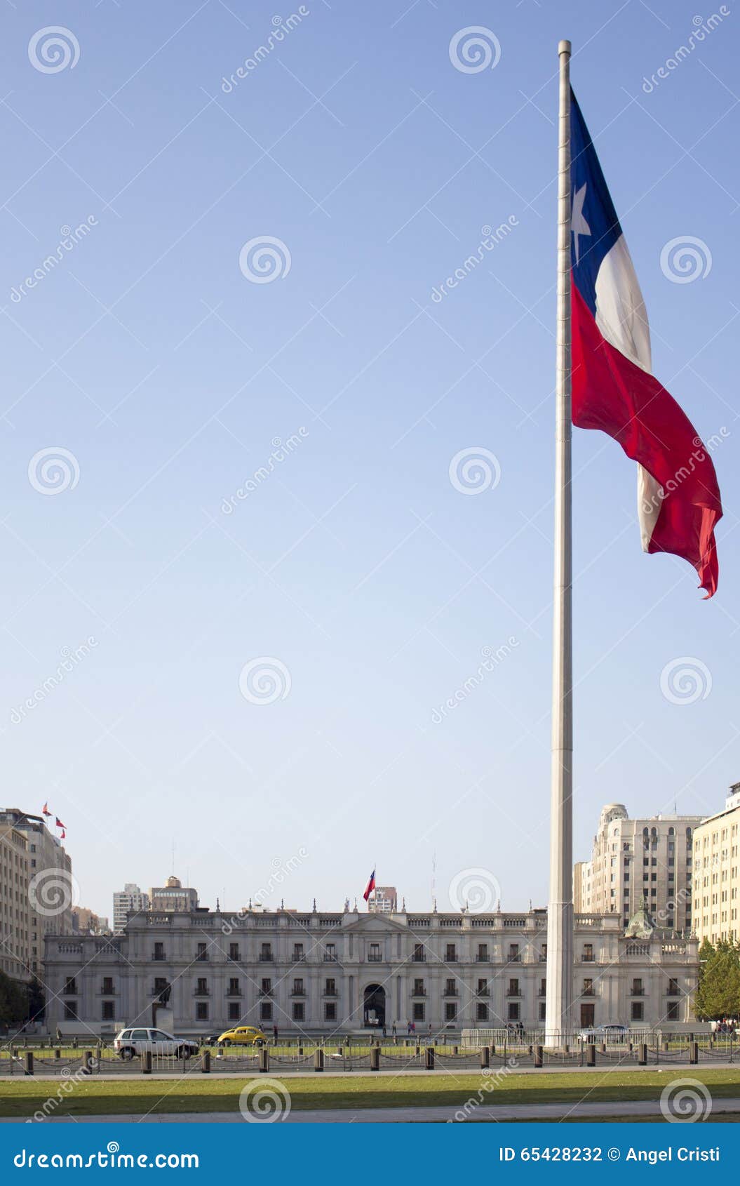 la moneda, chilean government palace with flag