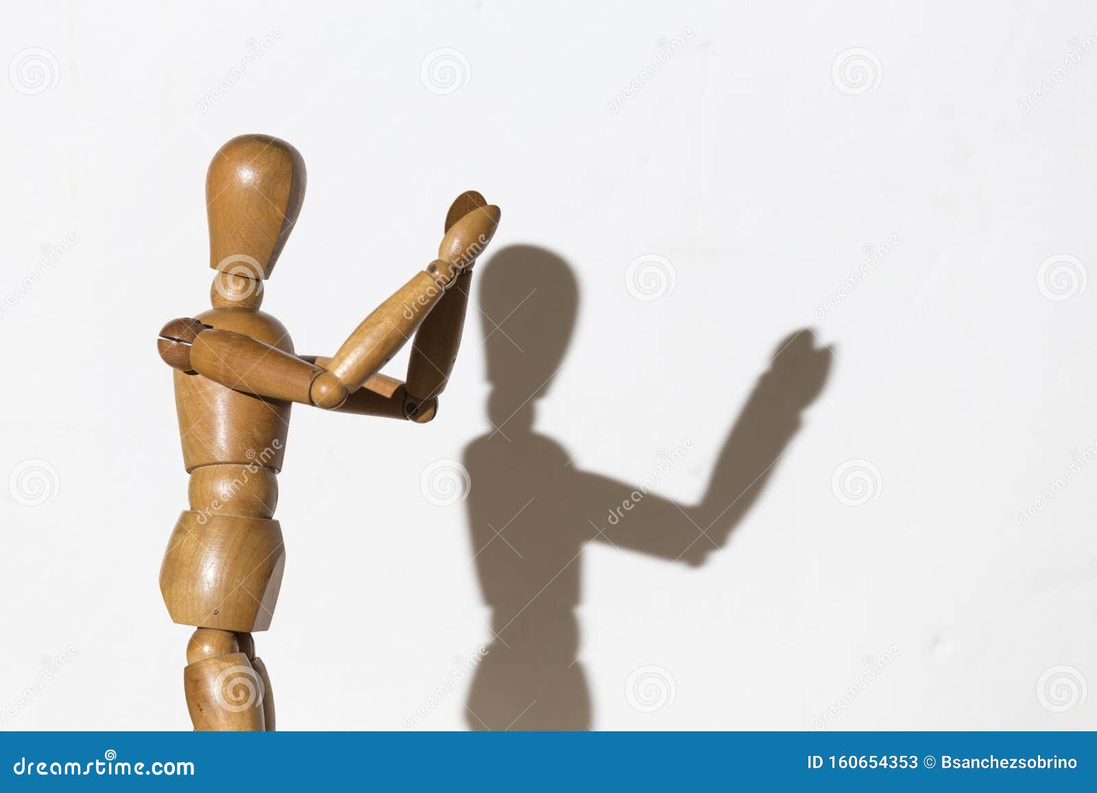 La Muñeca Articulada Es Feliz Y Aplaude Imagen de archivo - Imagen de articulado, asentimiento: 160654353