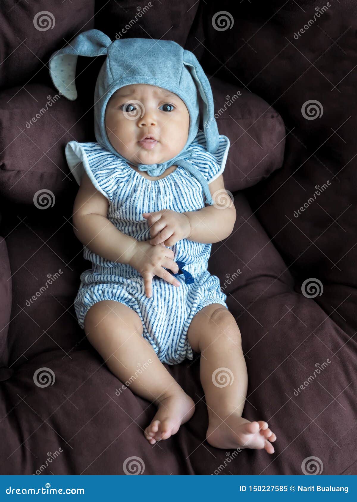 Alta exposición He aprendido escándalo La Muchacha Asiática Del Bebé Se Viste Para Arriba En Los Vestidos Lindos  De La Moda Para Los Bebés Recién Nacidos Imagen de archivo - Imagen de  poco, relaje: 150227585