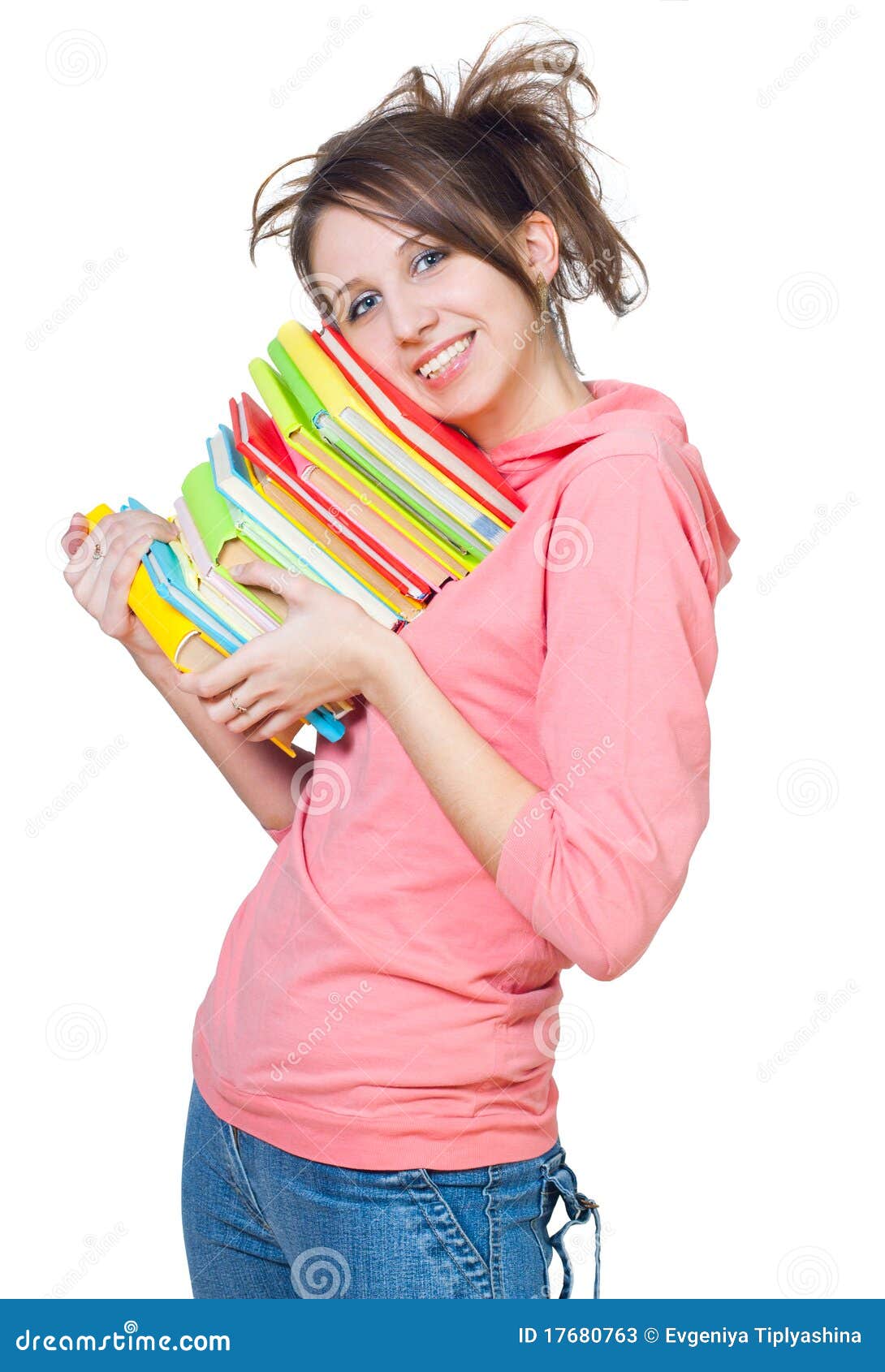 La muchacha con un montón de libros en un fondo blanco