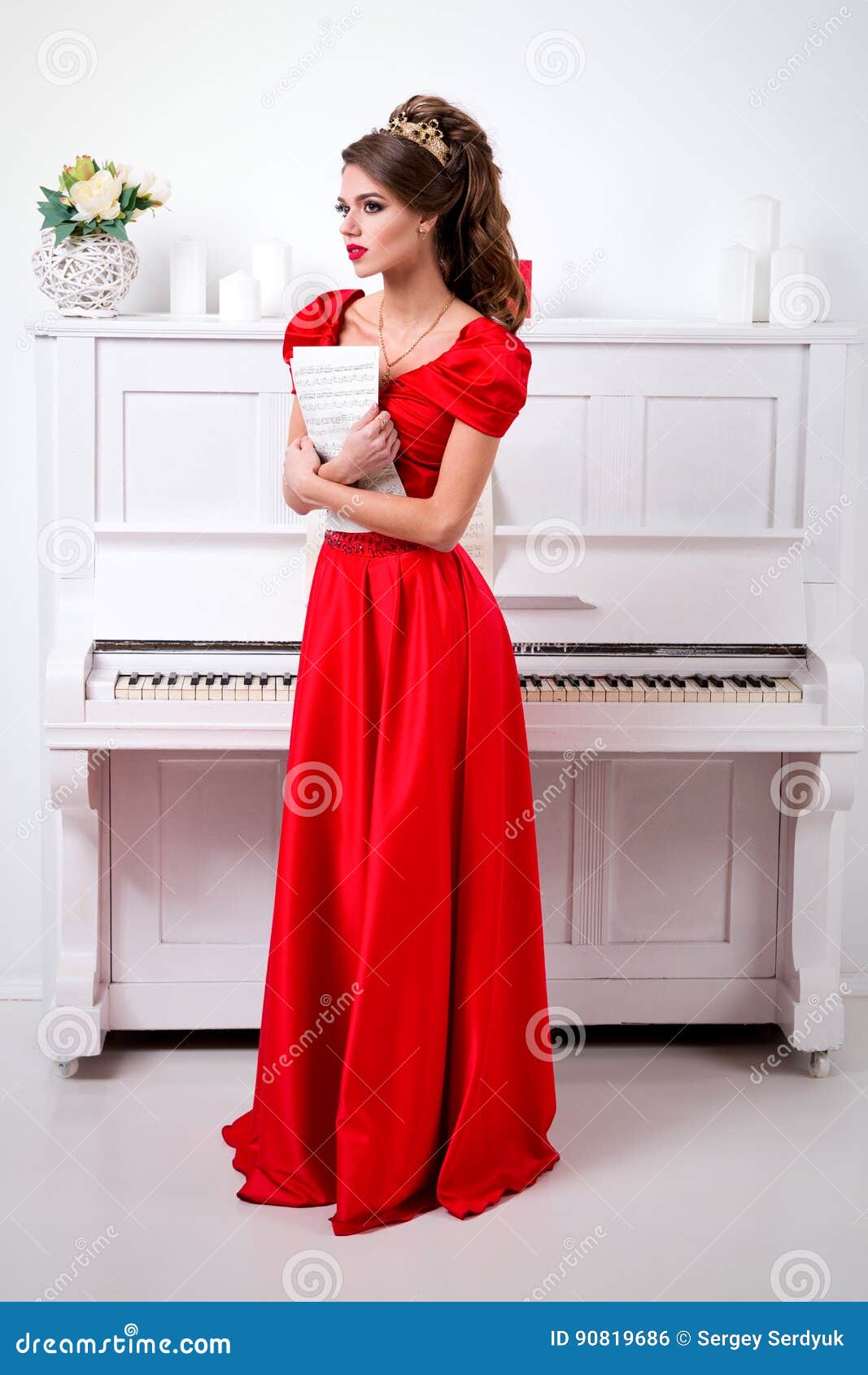 La Muchacha Elegante Hermosa En Un Vestido Rojo Largo Y Zapatos Lleva a Cabo Notas Foto de archivo - Imagen de aislado, persona: 90819686 La Muchacha Elegante Hermosa En Un Vestido Rojo Largo Y Zapatos Lleva a Cabo Notas Foto de archivo - Imagen de aislado, persona: 90819686