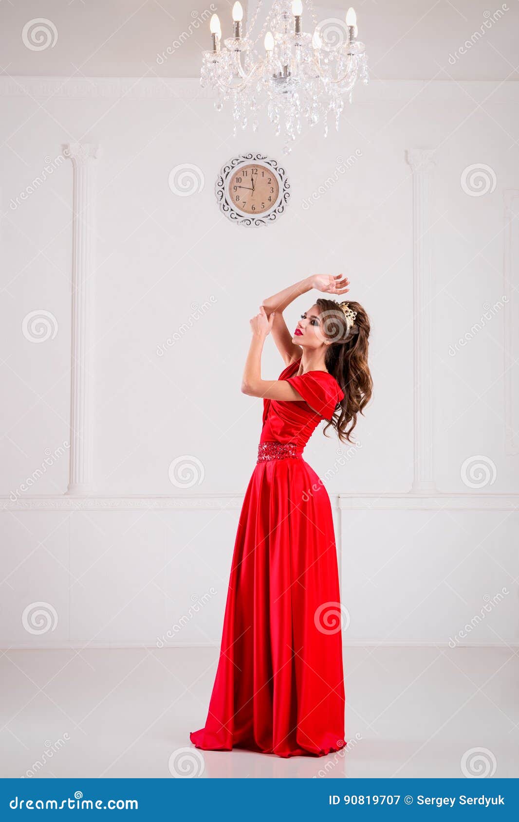 La Muchacha Elegante Hermosa En Un Vestido Rojo Largo Y Zapatos Se Está Colocando Imagen de archivo - de retroceder: 90819707