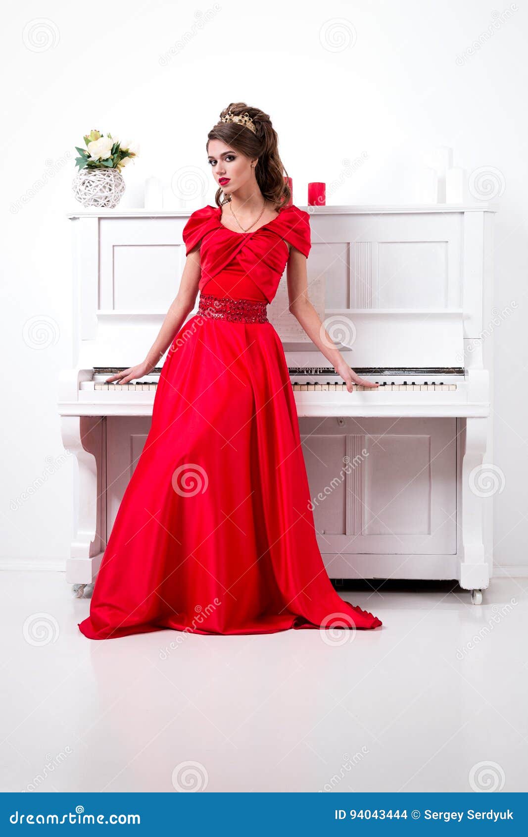 La Muchacha Elegante Hermosa En Un Vestido Rojo Largo Y Zapatos Está Colocando de - Imagen de aislado, remolino: 94043444