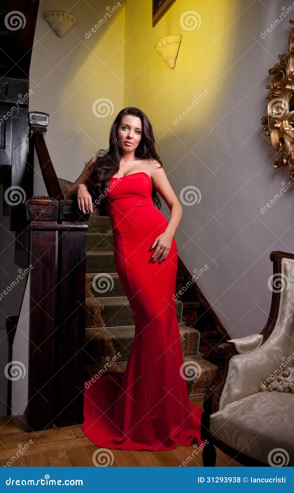 La Muchacha Hermosa En Un Vestido Rojo Largo Que Presenta En Escena Del Foto de - Imagen de lifestyle, maquillaje: