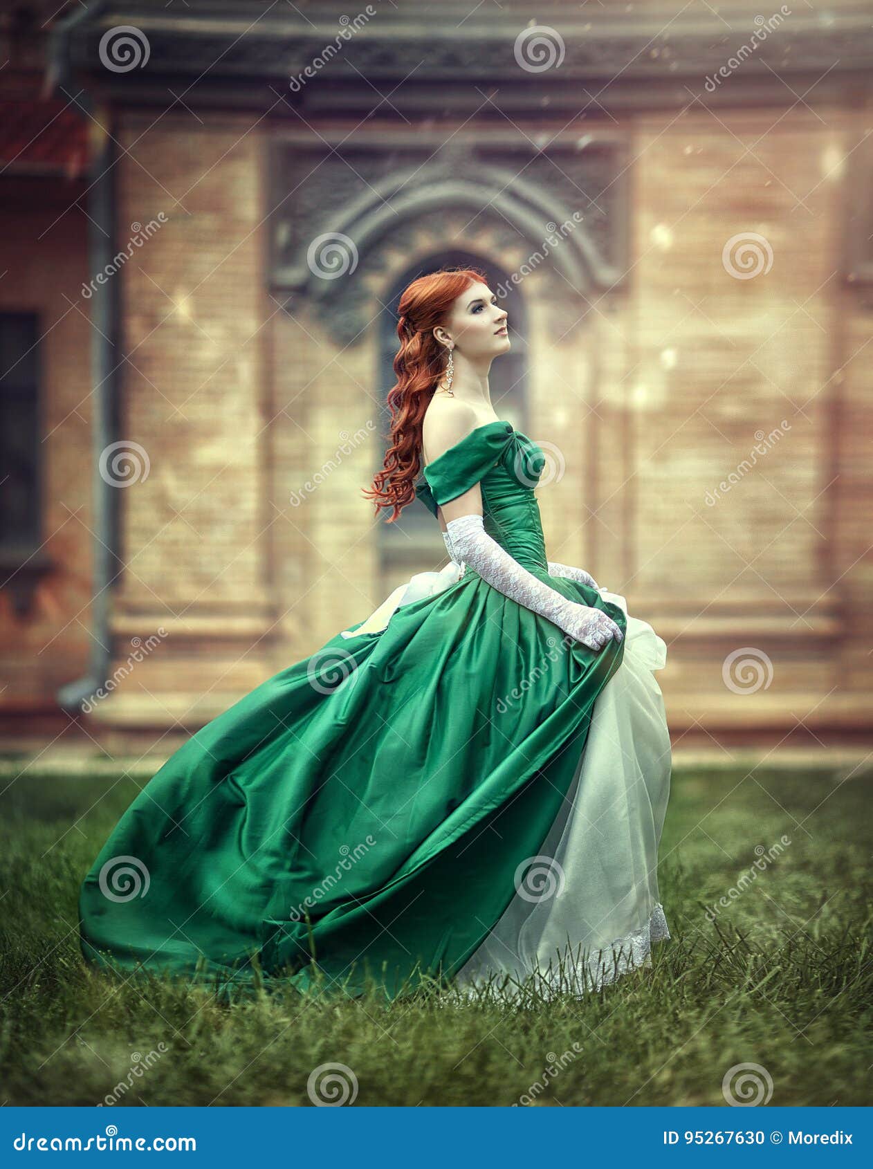 Mujer En Vestido Medieval Verde Foto de archivo - Imagen de verde,  princesa: 95831132