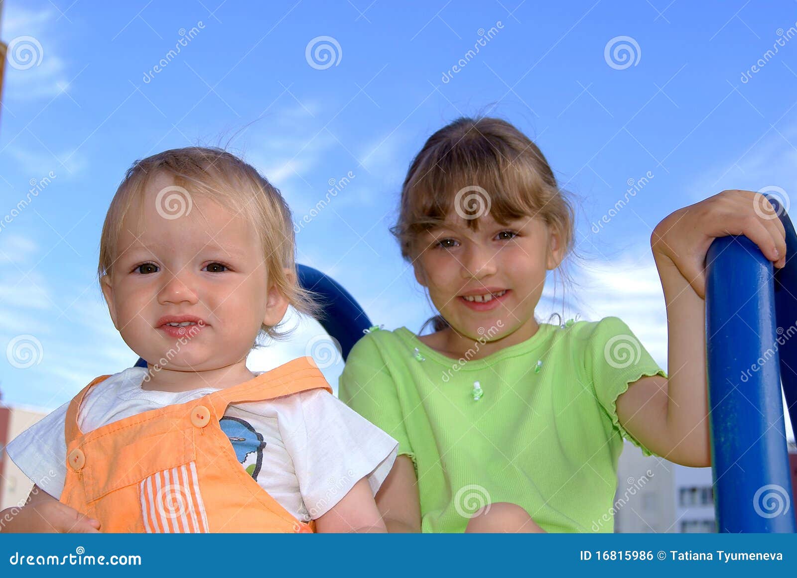 La Muchacha Y El Bebé Se Sientan En Una Colina Foto De Archivo Imagen De Exterior Patio 16815986