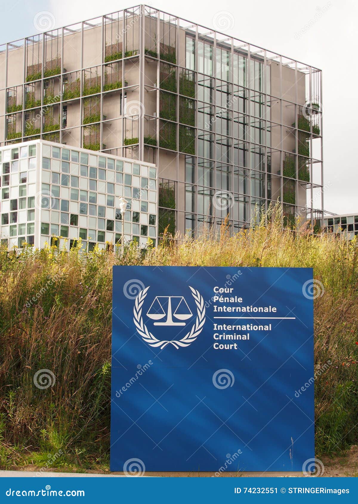 La muestra internacional de la entrada del Tribunal Penal y el nuevo ICC que construyen. La Haya, Países Bajos - 5 de julio de 2016: La muestra internacional de la entrada del Tribunal Penal y los nuevos 2016 abrieron ICC que construía