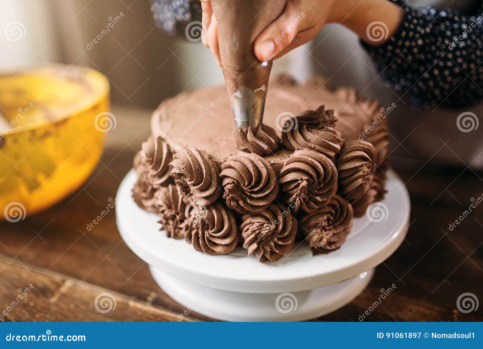 La Mujer Adorna La Torta Con La Jeringuilla Culinaria En Cocina