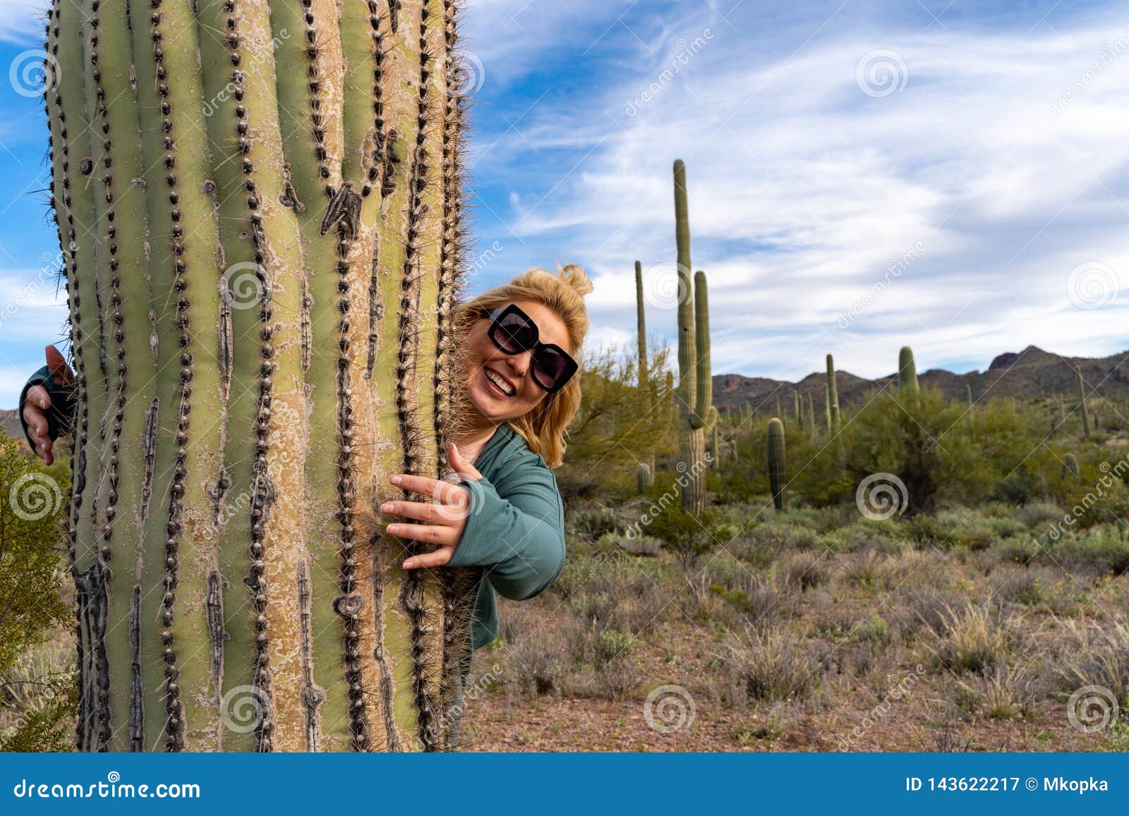 La Mujer Adulta Rubia Abraza Un Cactus Grande Del Saguaro En El Desierto De  Arizona Sonoran Imagen de archivo - Imagen de desierto, escala: 143622217