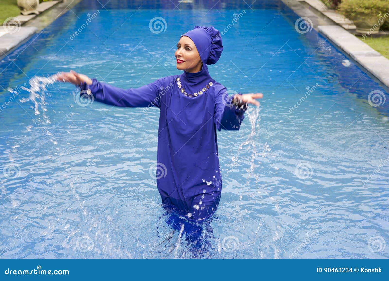 eternamente Tibio espalda La Mujer Atractiva En Un Burkini Musulmán Del Traje De Baño Salpica El Agua  En La Piscina Foto de archivo - Imagen de verano, halal: 90463234